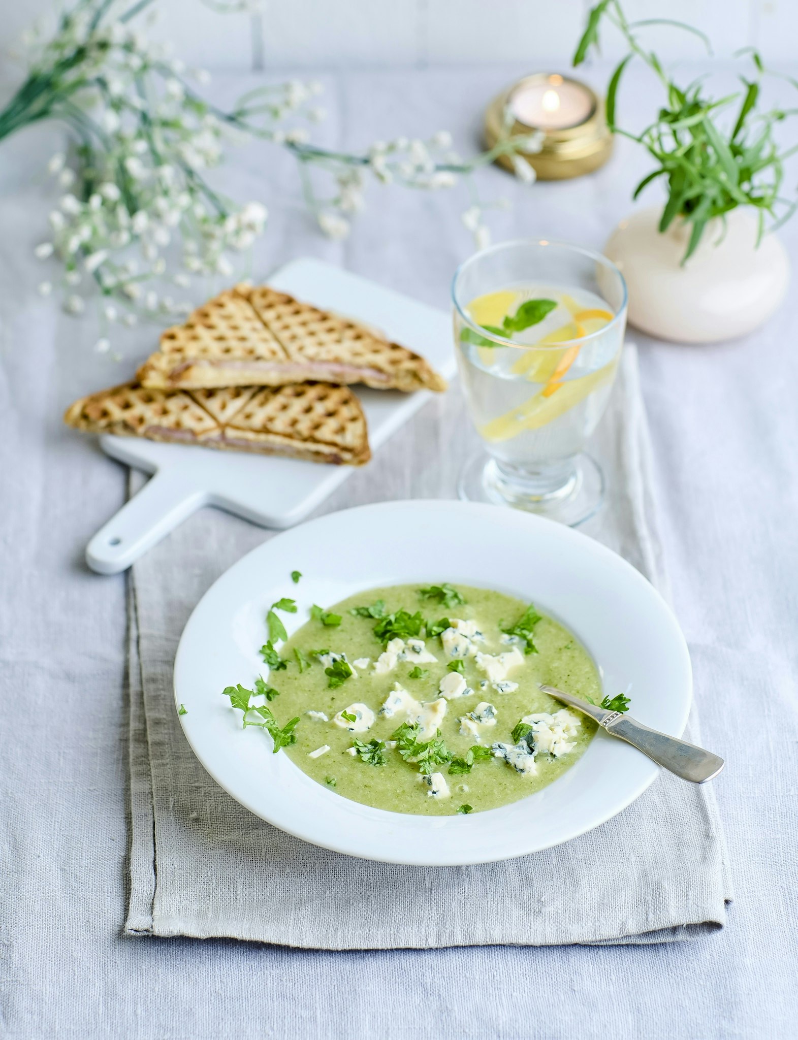 Broccolisoppa med ädelost och våffelmacka