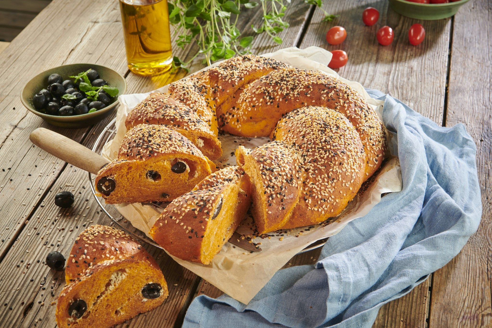 Brödkrans med tomat, oliver och färskost