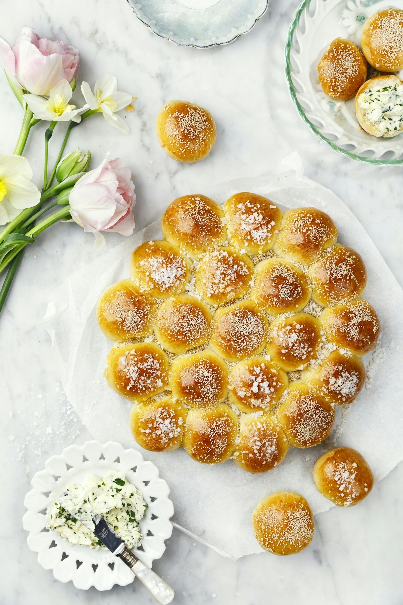 Brytbröd med vallmo, flingsalt och ramslökssmör