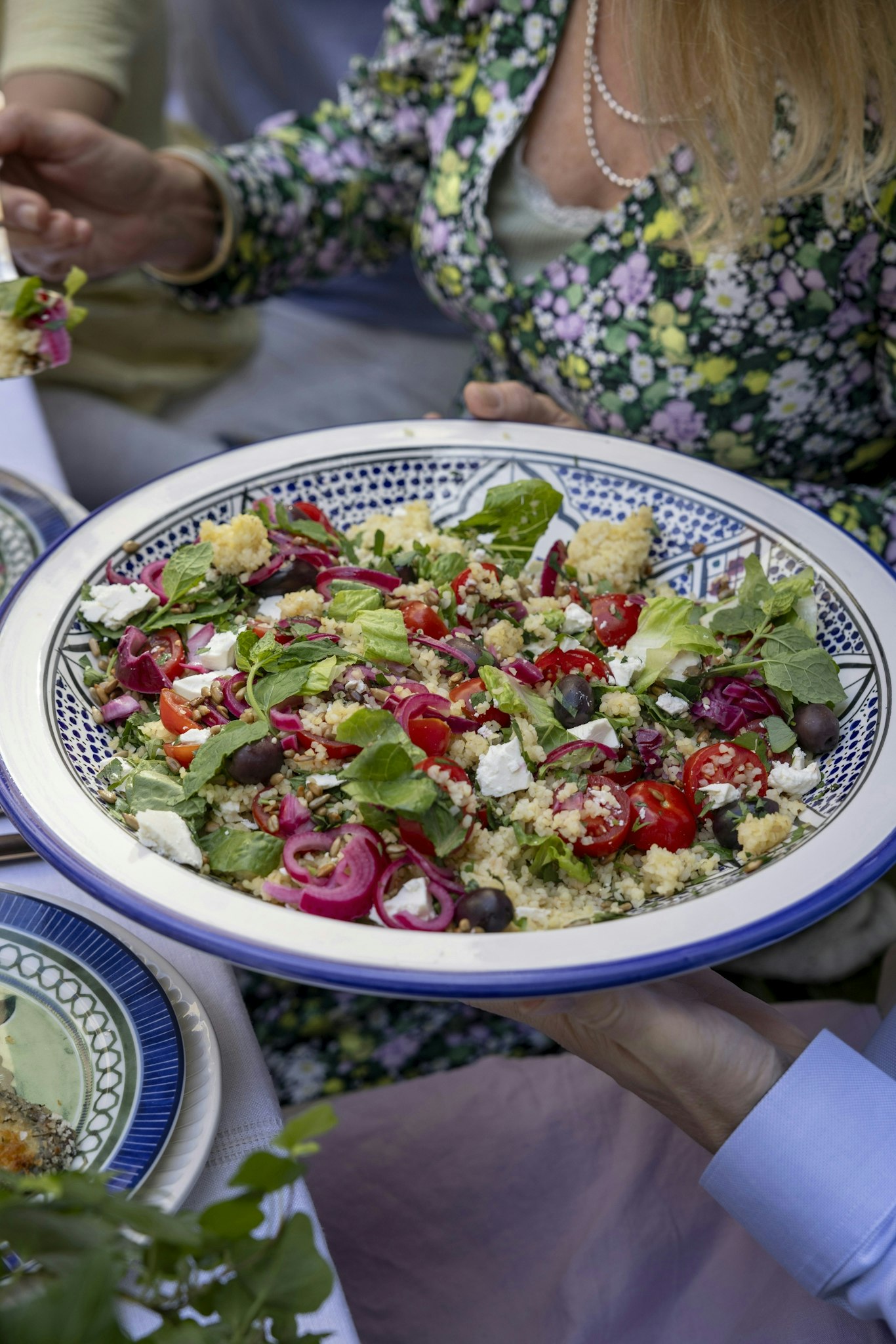Bulgursallad med örter och picklad rödlök