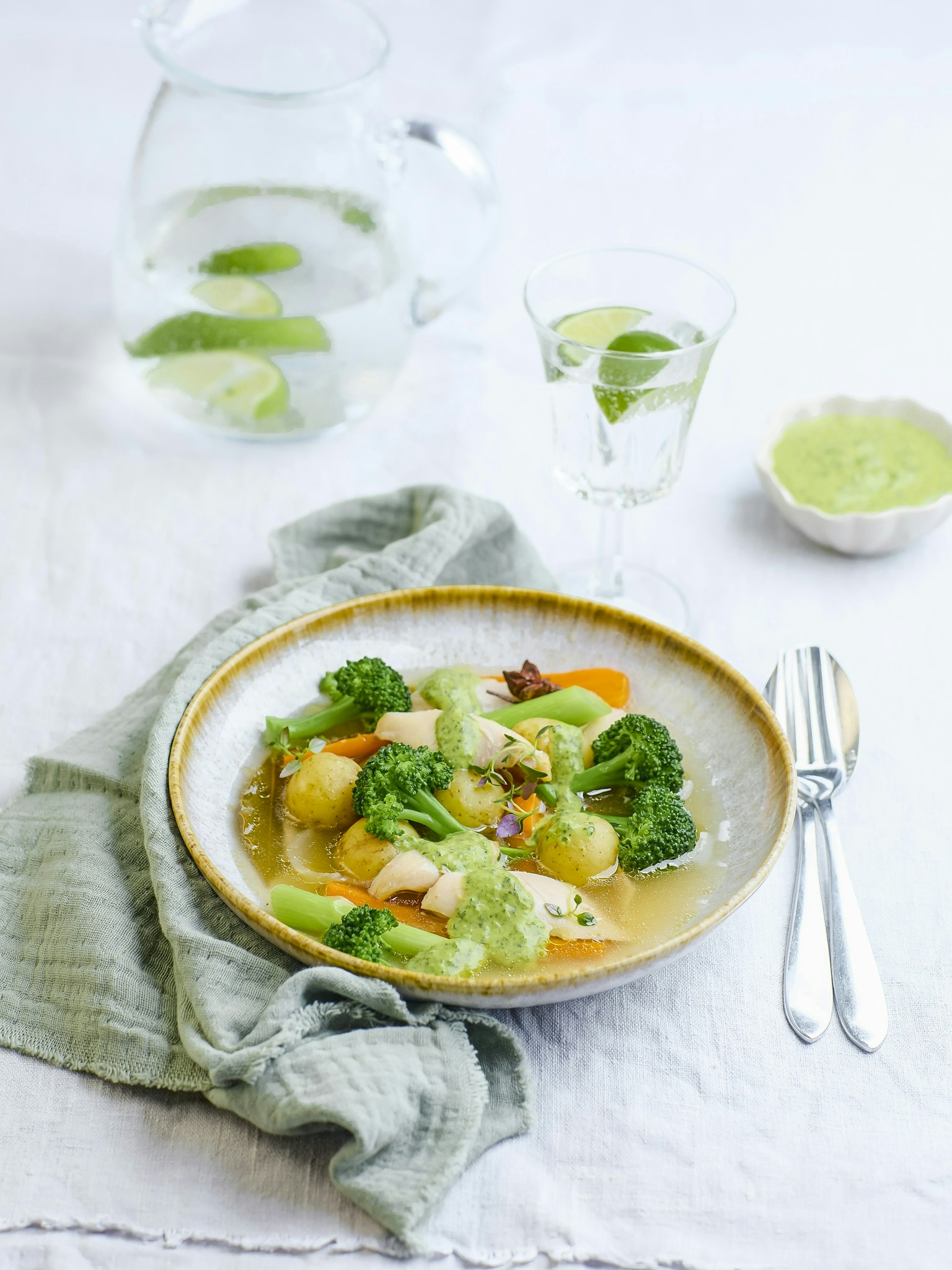 Buljongkokt kyckling med grönsaker och salsa verde