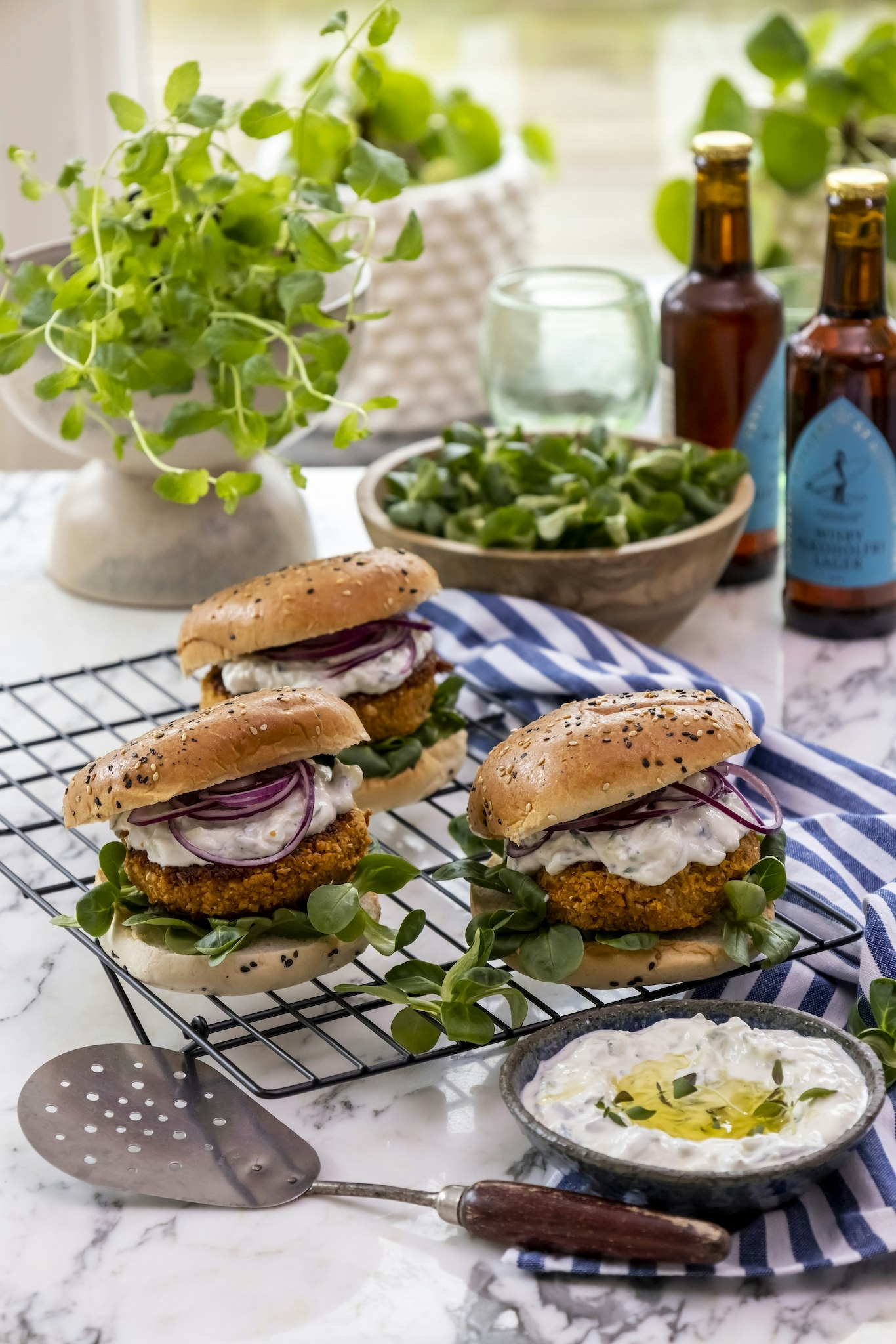 Burgare på gula ärtor med tzatziki