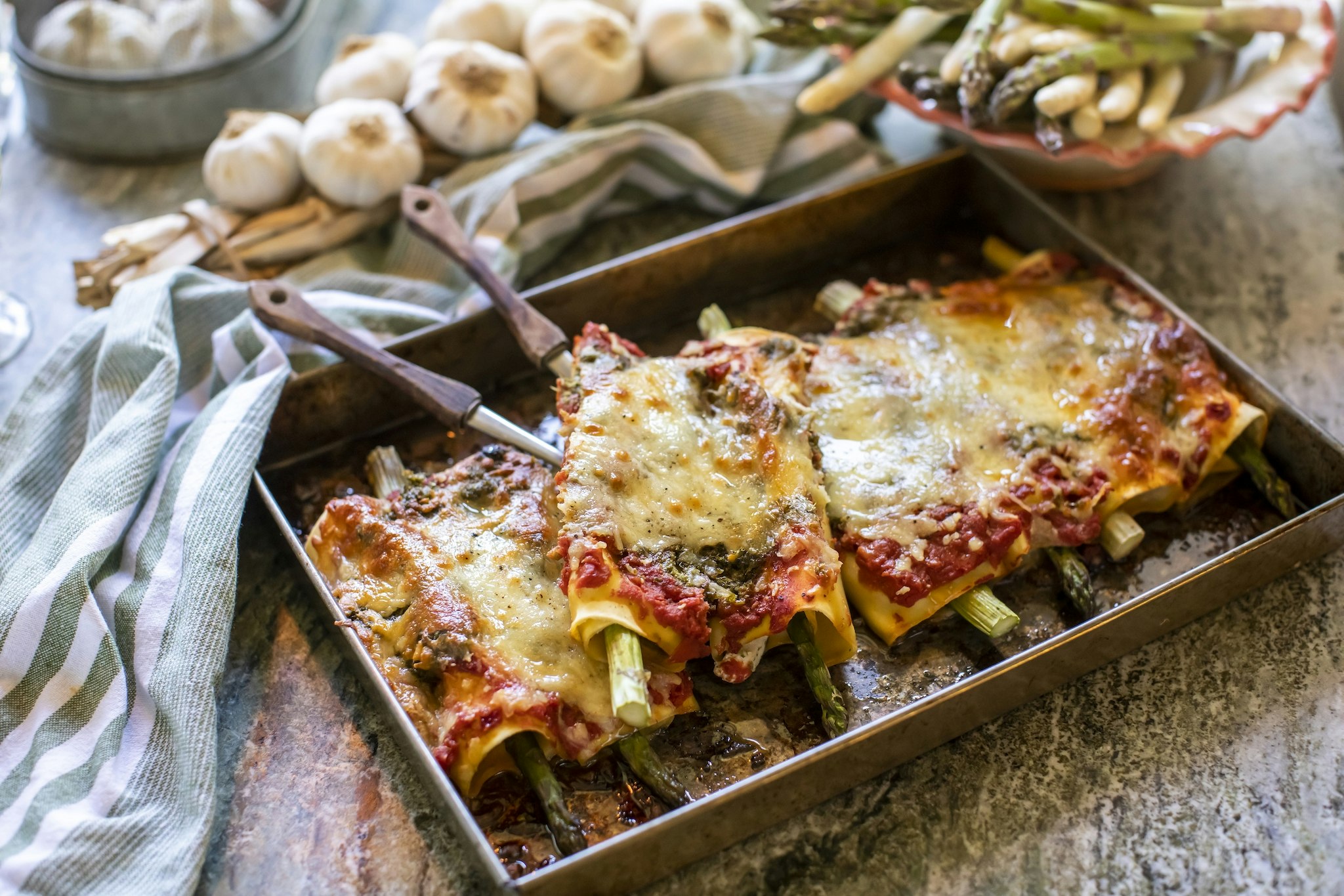 Cannelloni fylld med kyckling, pesto och sparris