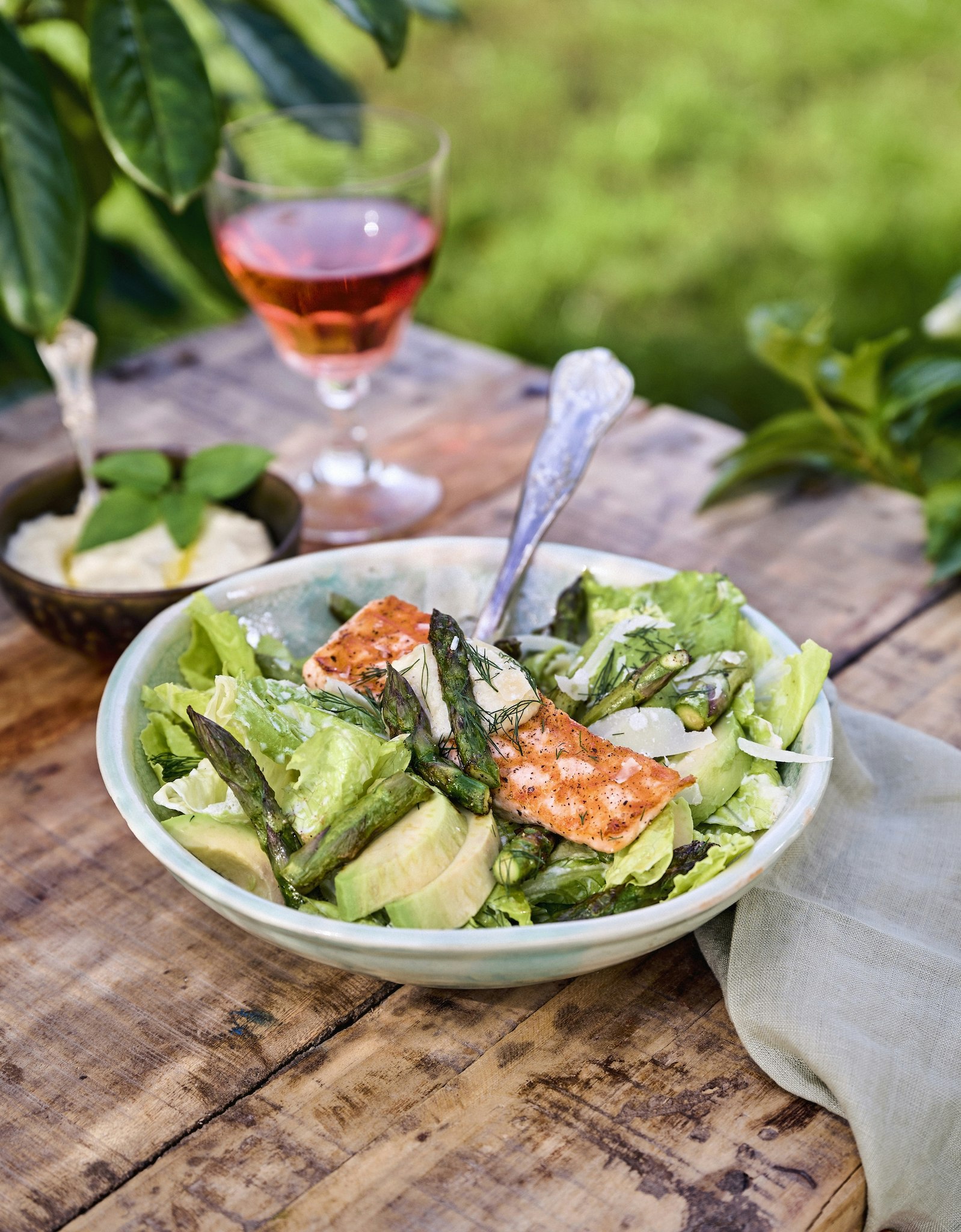Caesarsallad med lax, sparris och avokado