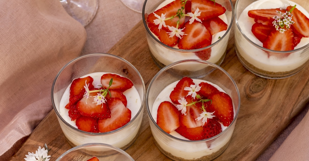 udgifterne alkohol Dømme Cheesecake i glas med jordgubbar och lime