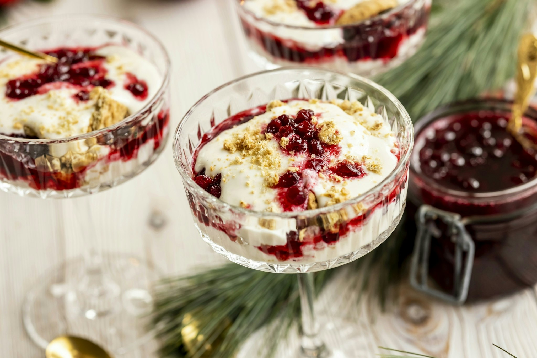 Cheesecake i glas med tranbär- och vaniljkompott