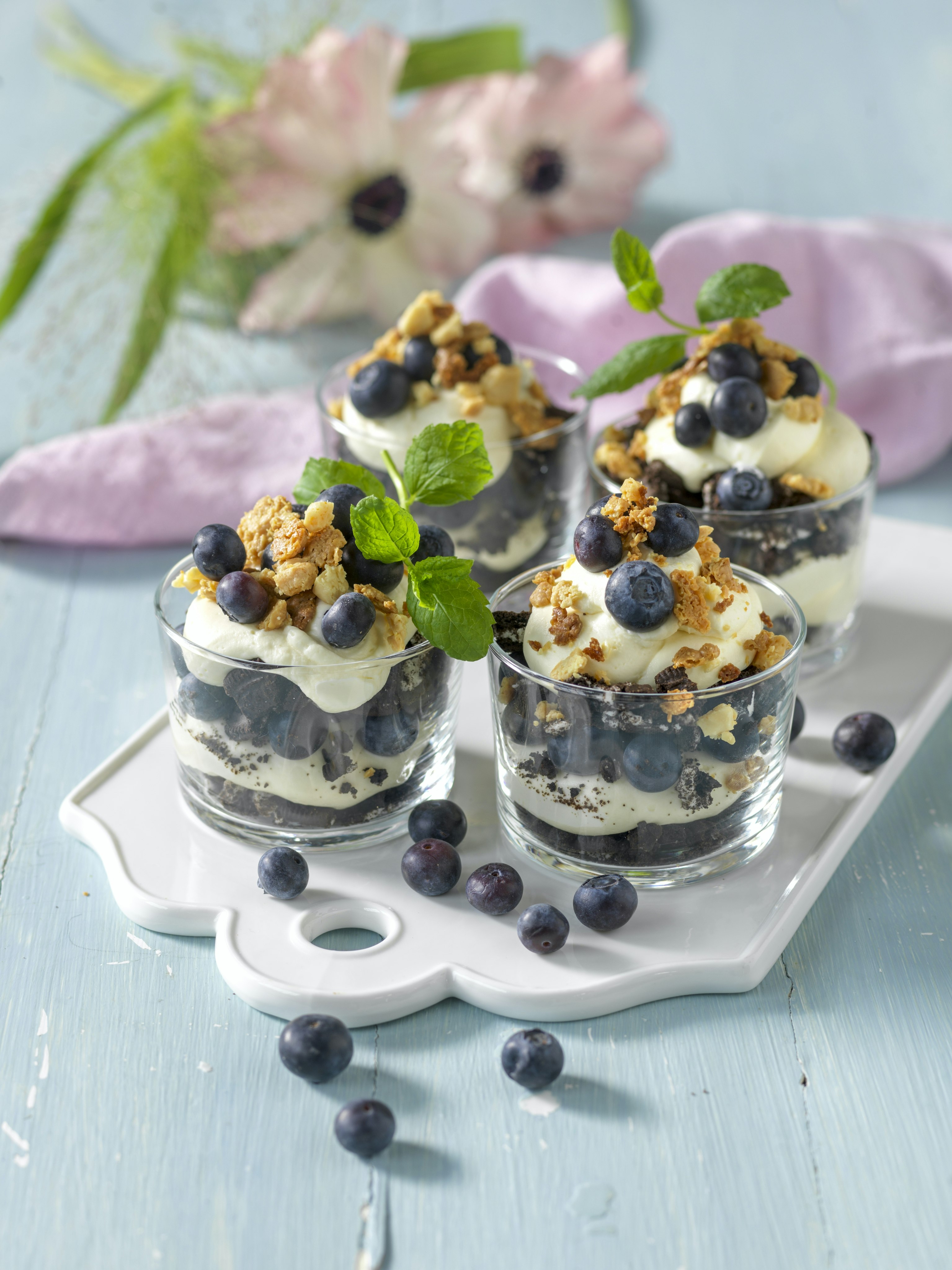 Cheesecake i glas med blåbär och oreos