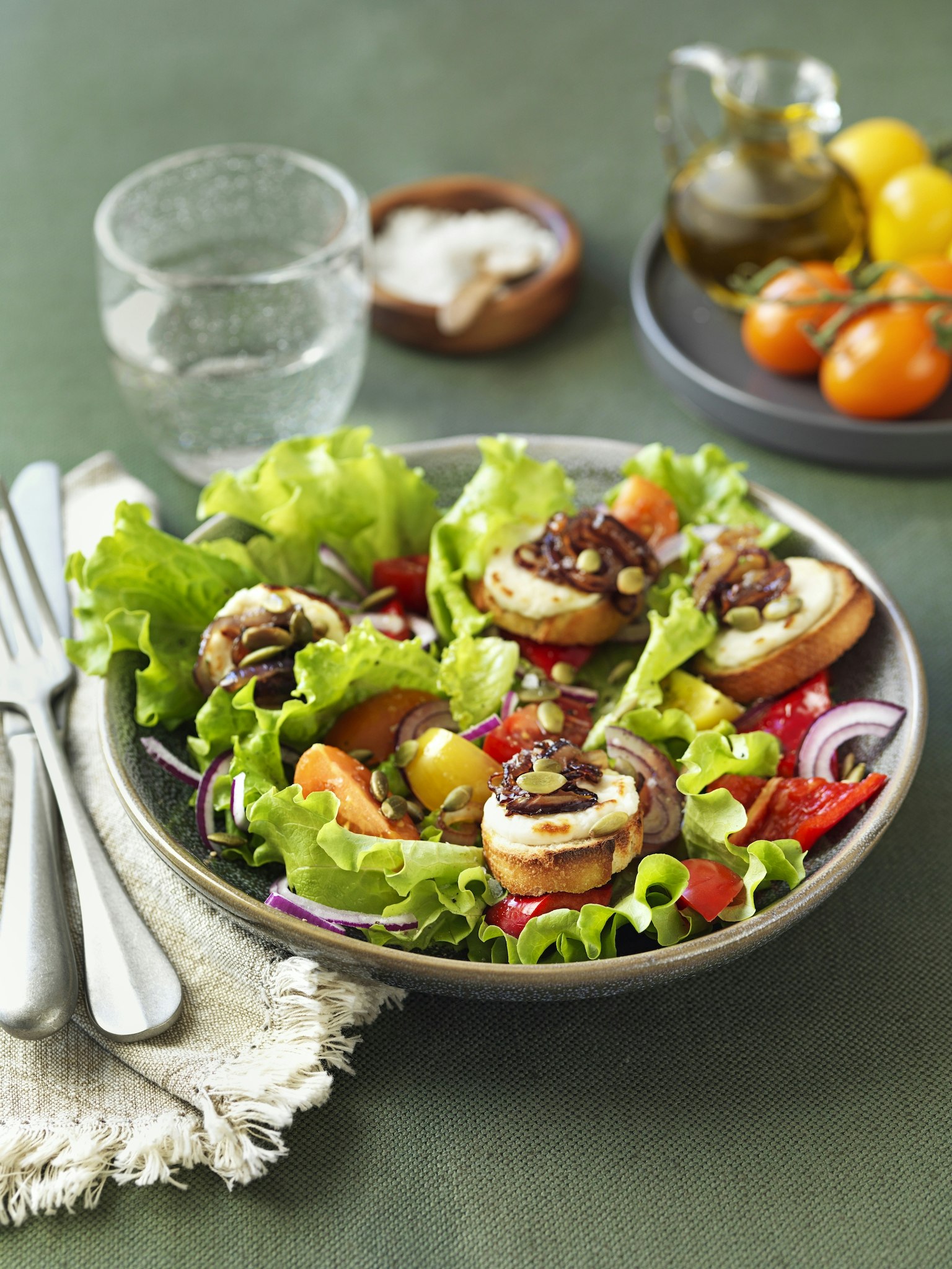 Chèvre chaud med karamelliserad lök Chèvre chaud med karamelliserad lök