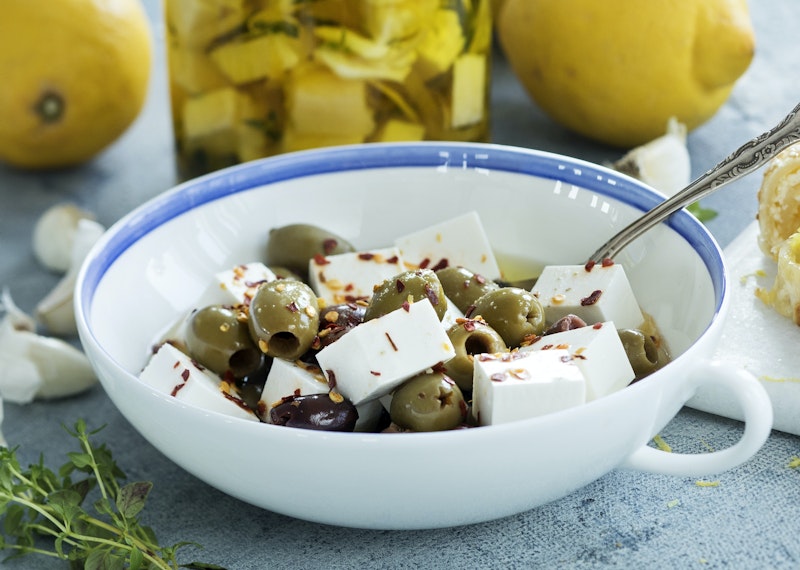 Chilimarinerad fetaost med oliver.