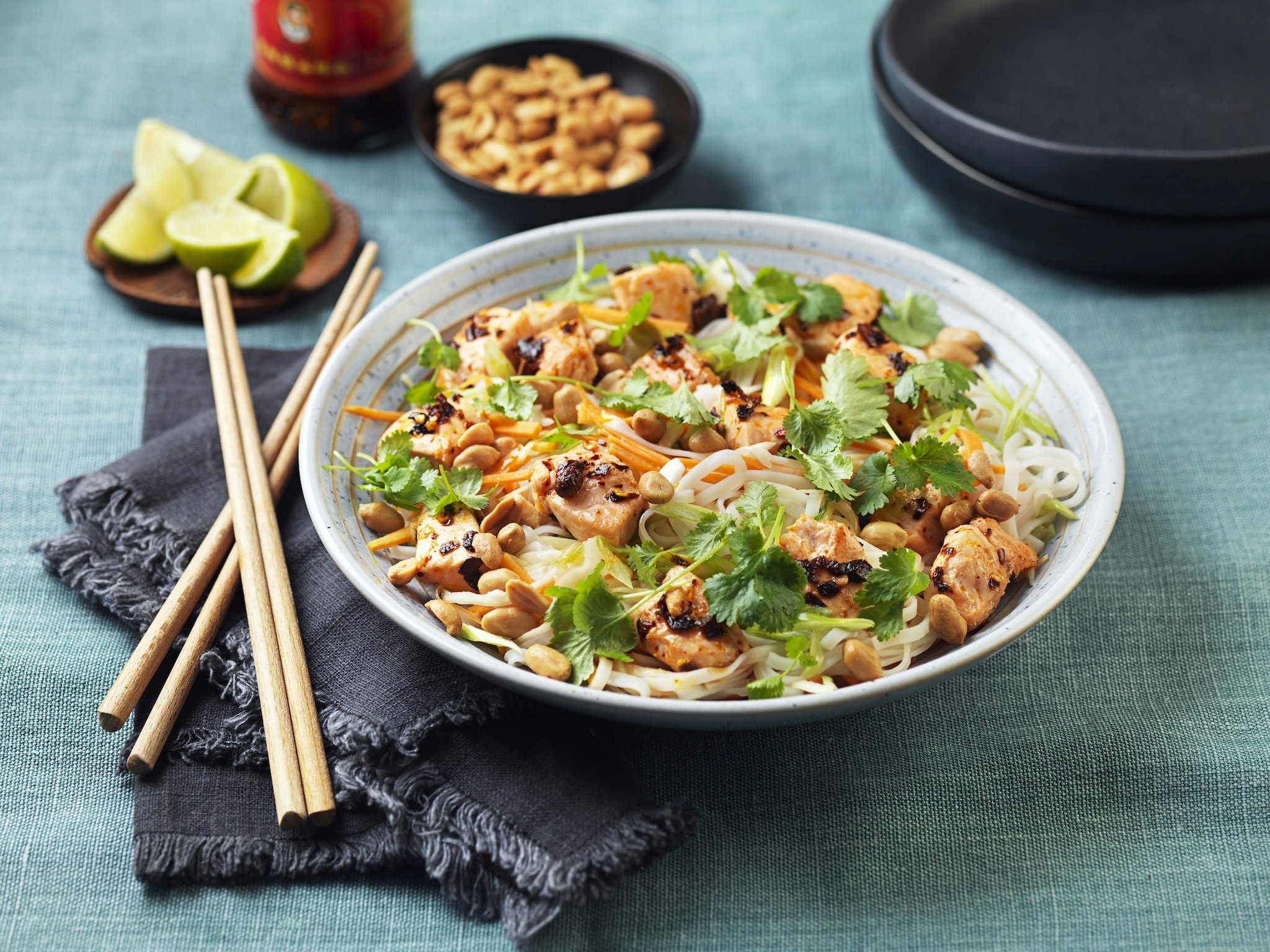 Lax med crispy chili och nudelsallad