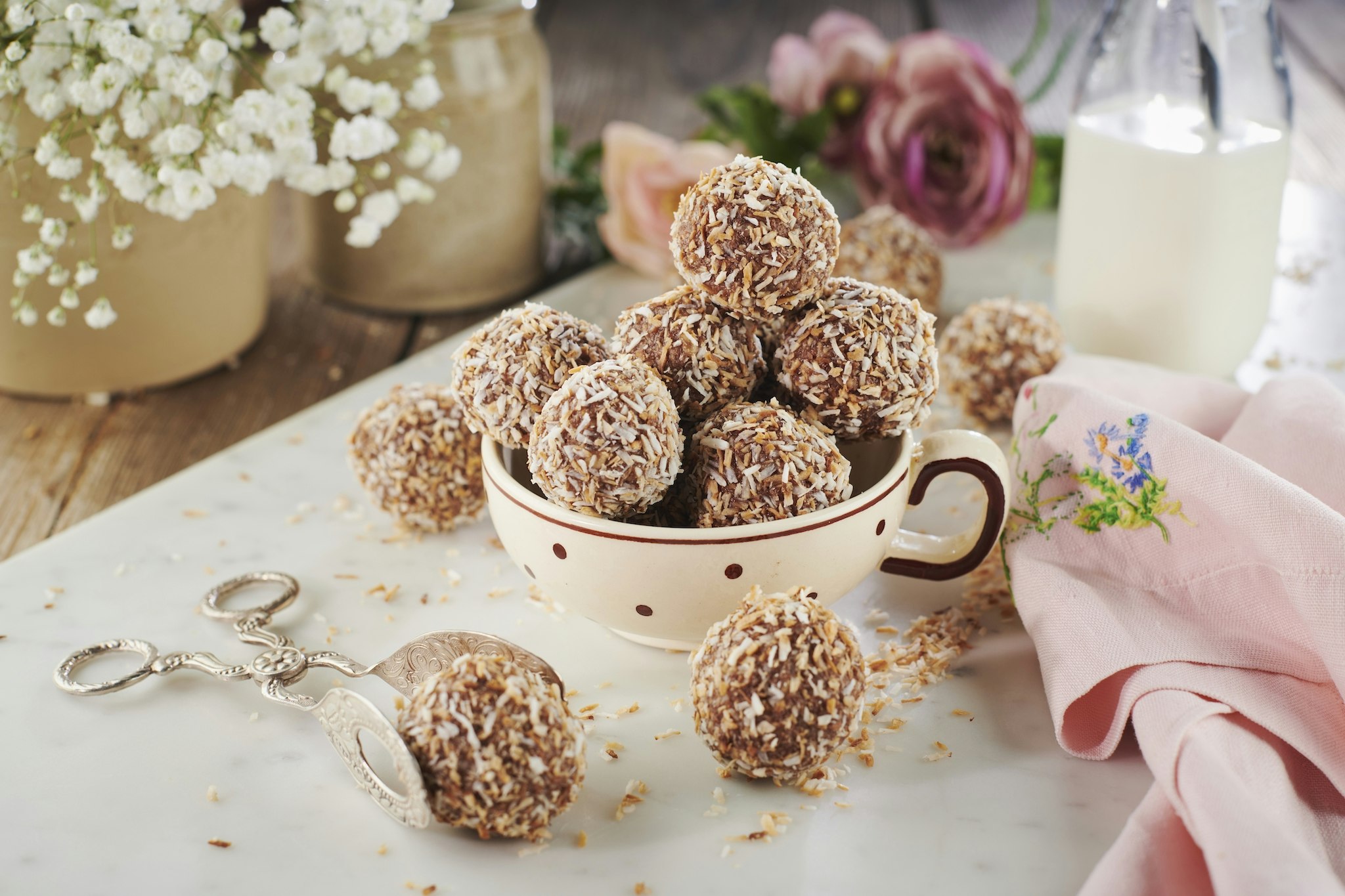 Chokladbollar med smält nougat och rostad kokos