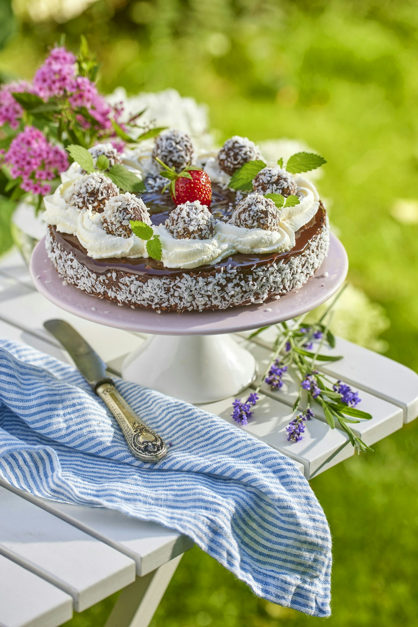 Chokladbollstårta med chokladtäcke