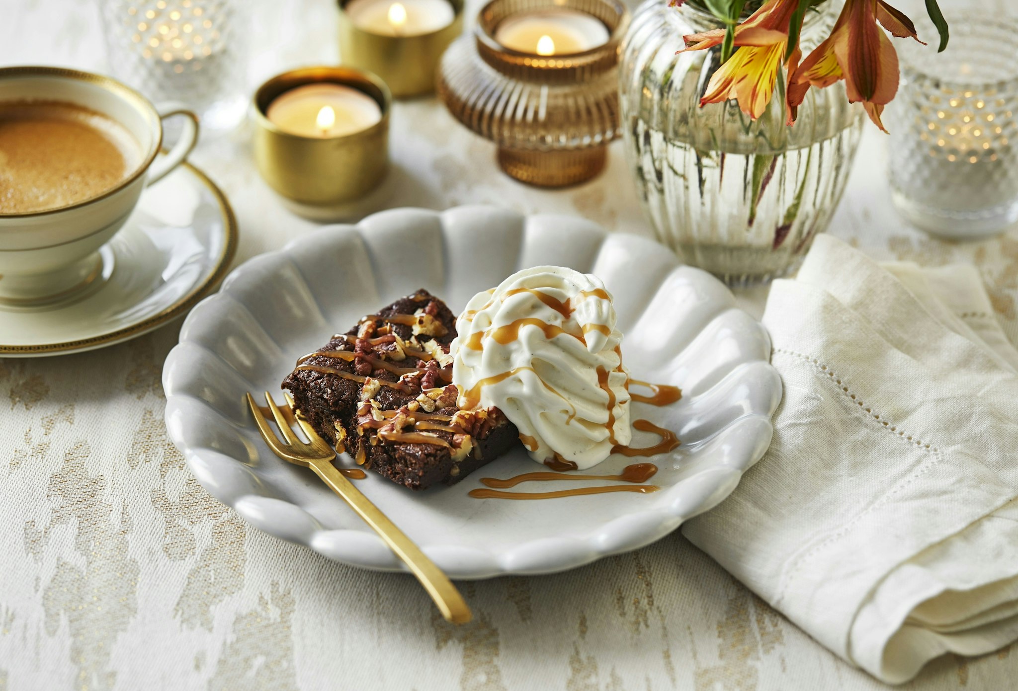 Chokladbrownie med salt karamellsås och mjukglass