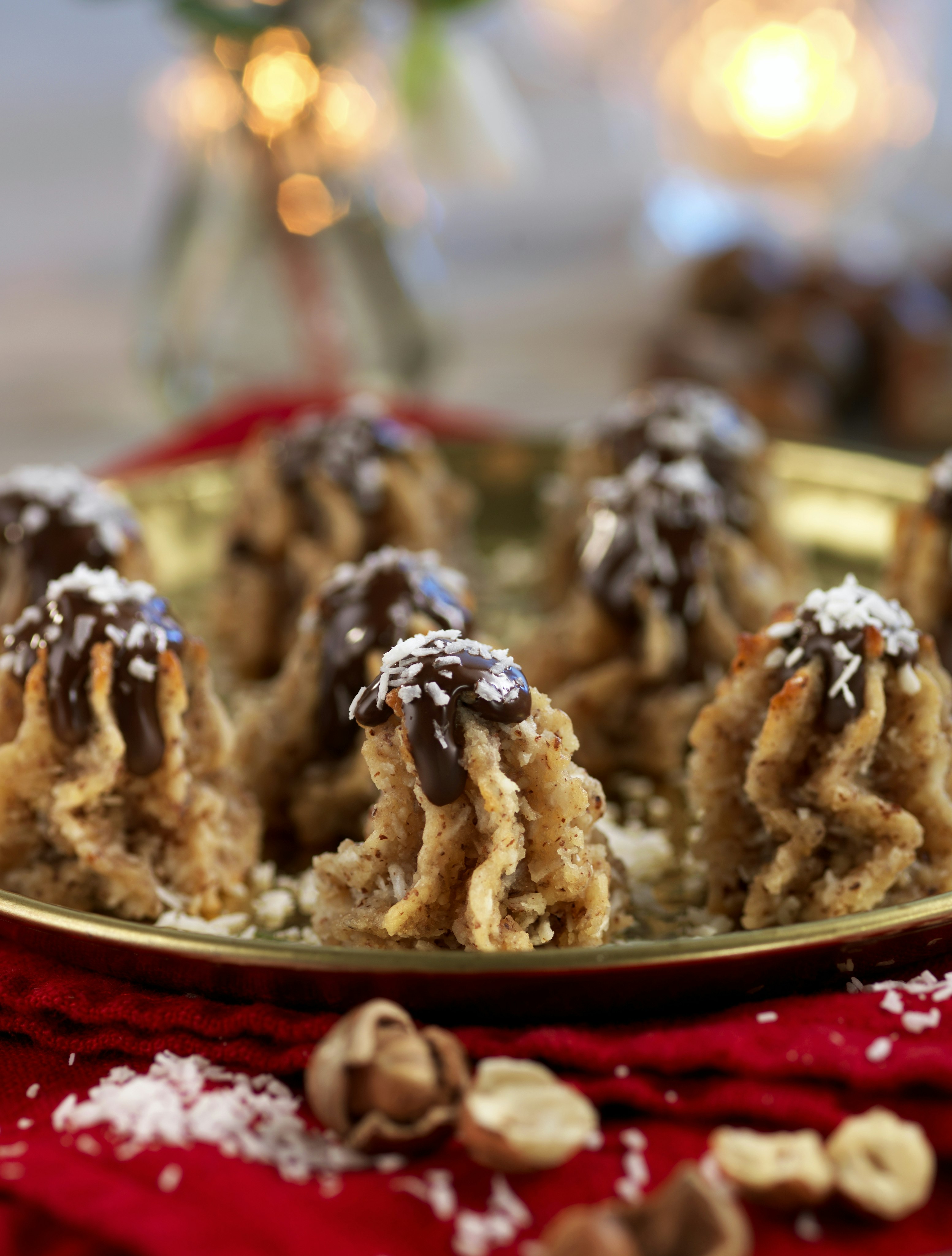 Chokladdoppade nöttoppar med kokos och mandelmassa