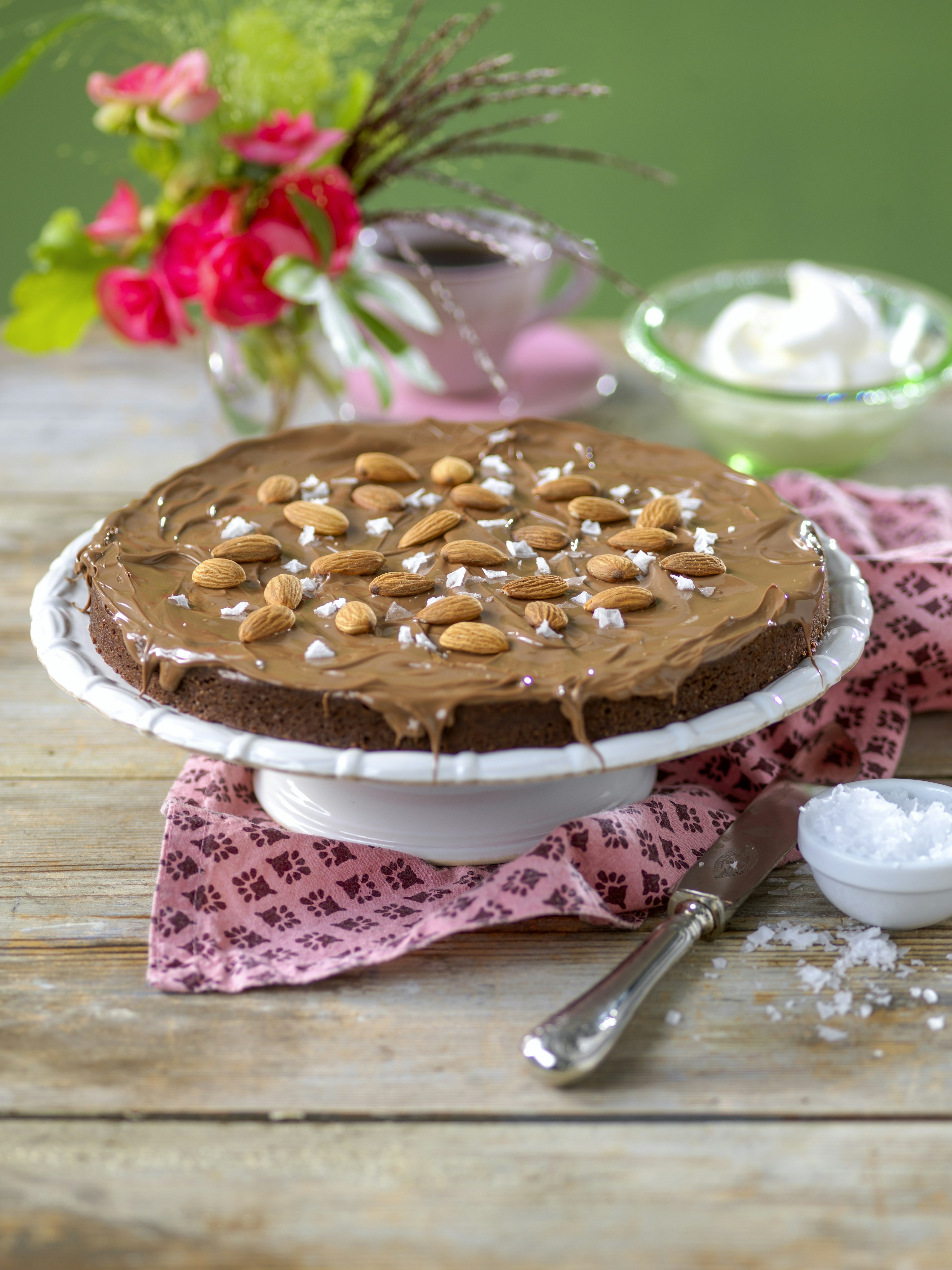 Chokladkladdkaka med flingsalt och mandel