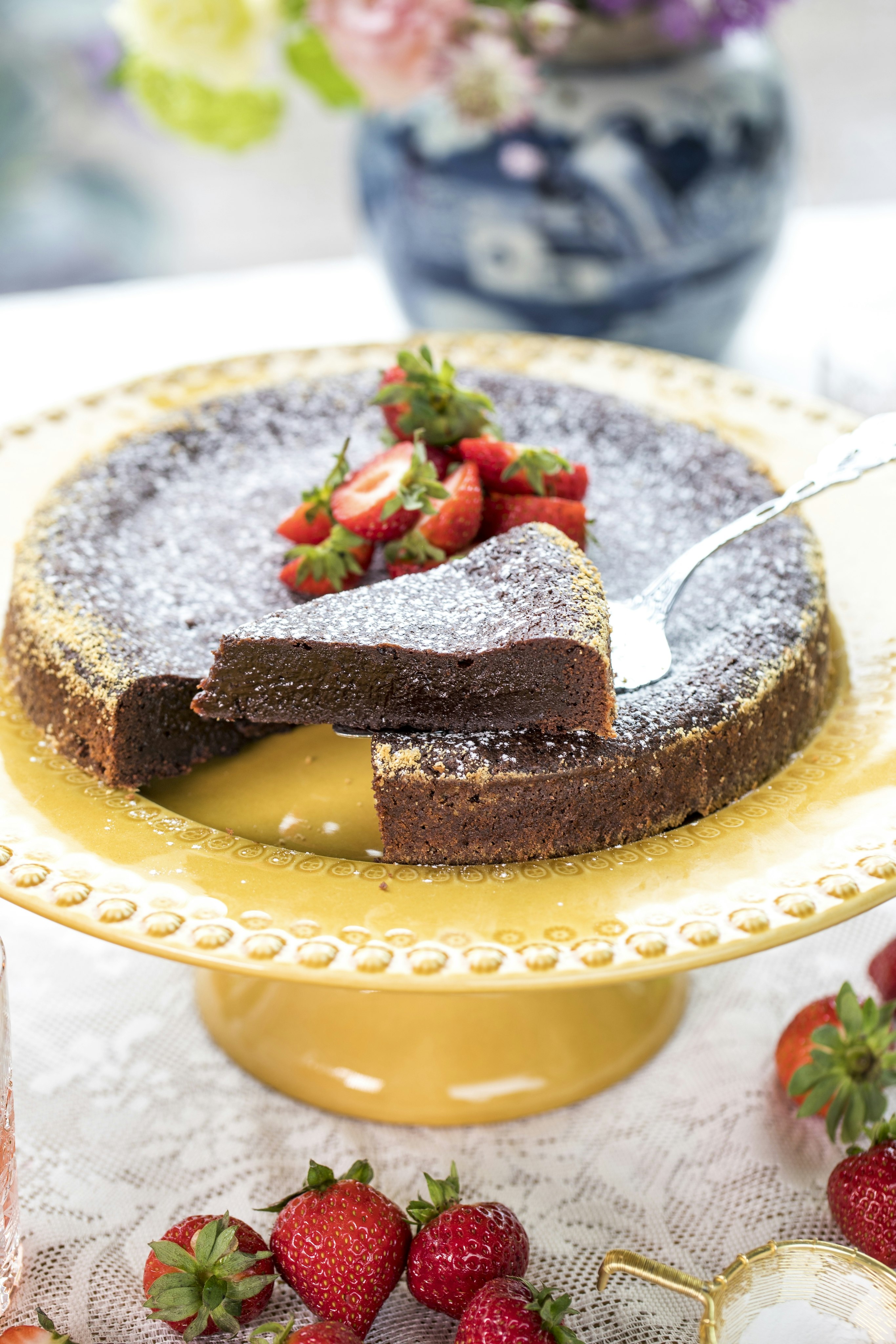 Chokladkladdkaka med jordgubbar