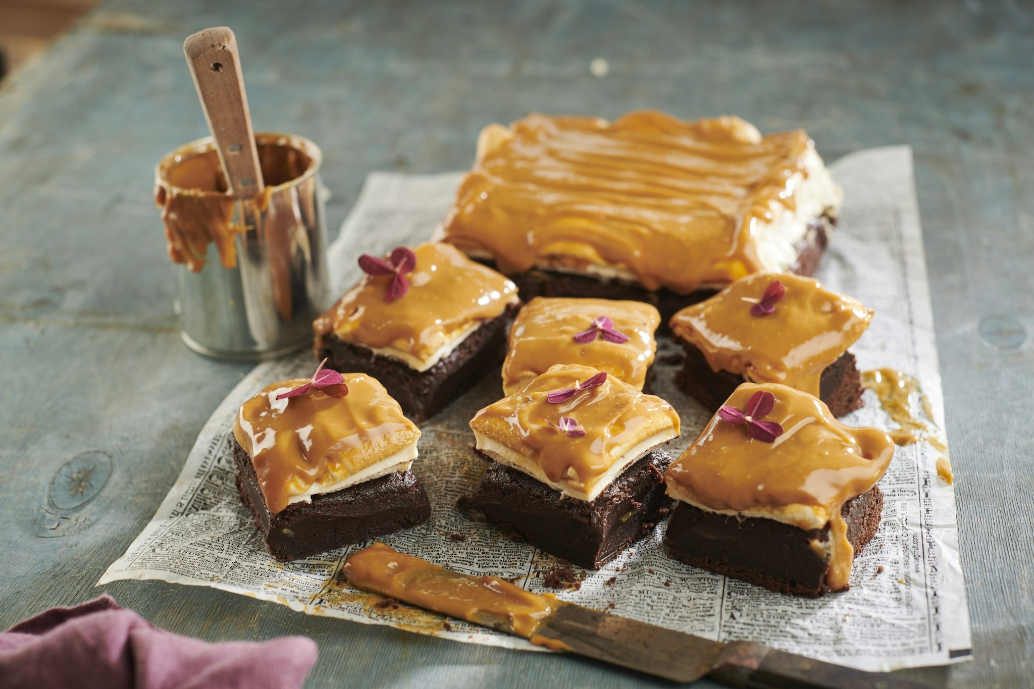 Kladdkaka med marshmallows och kolasås