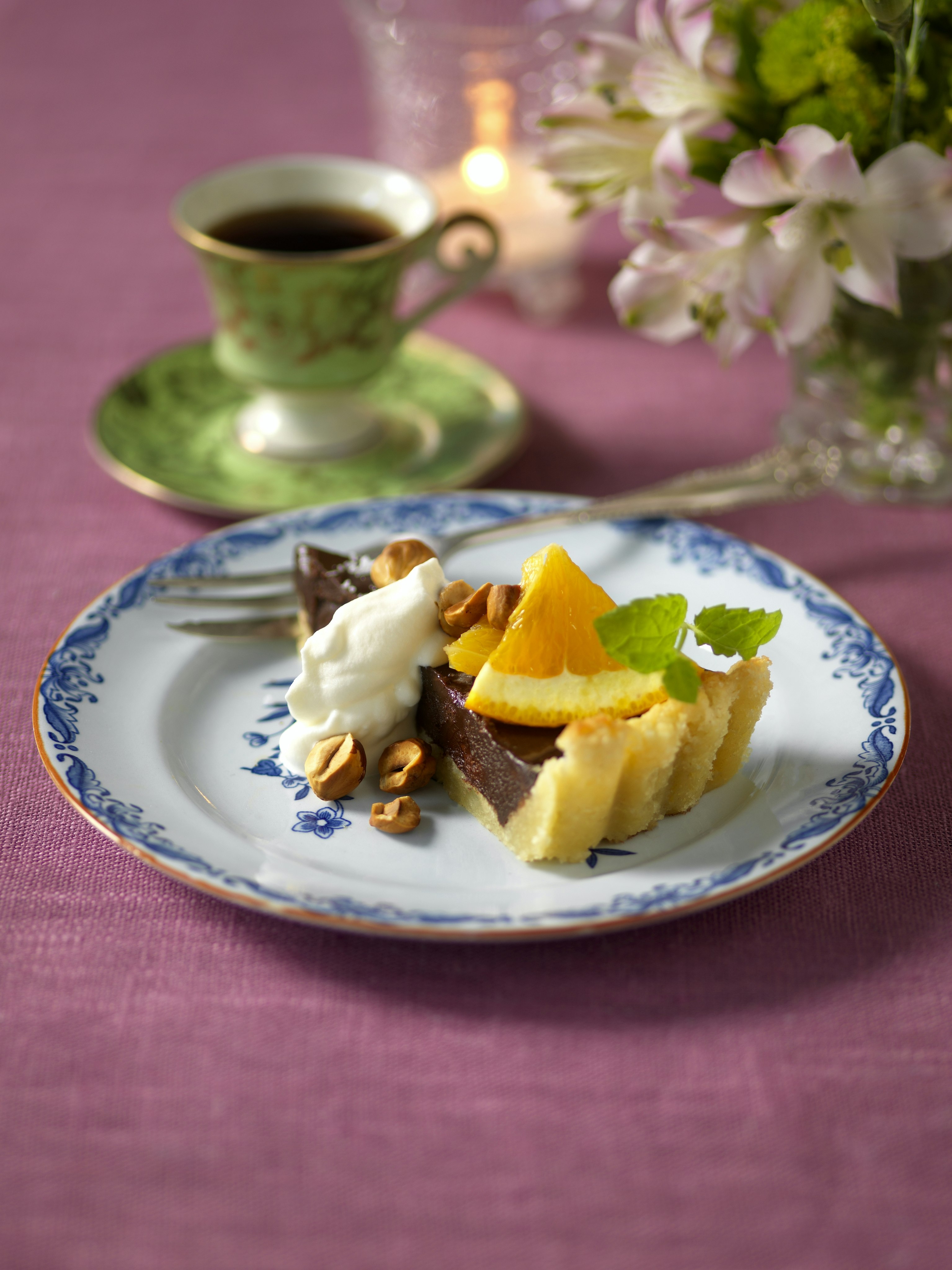 Chokladkola- och nutellapaj med rostade nötter