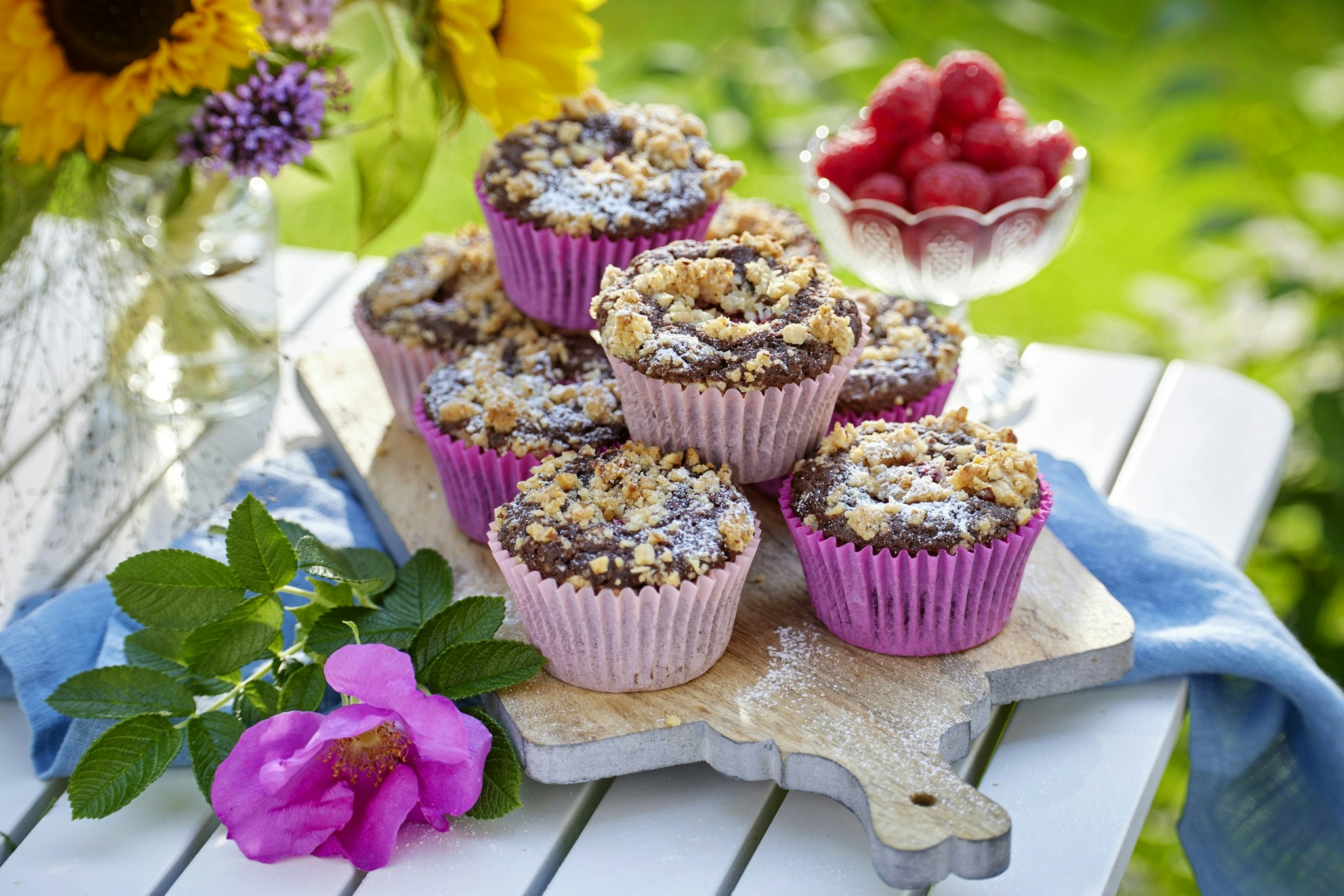 Chokladmuffins med hallon och nötströssel