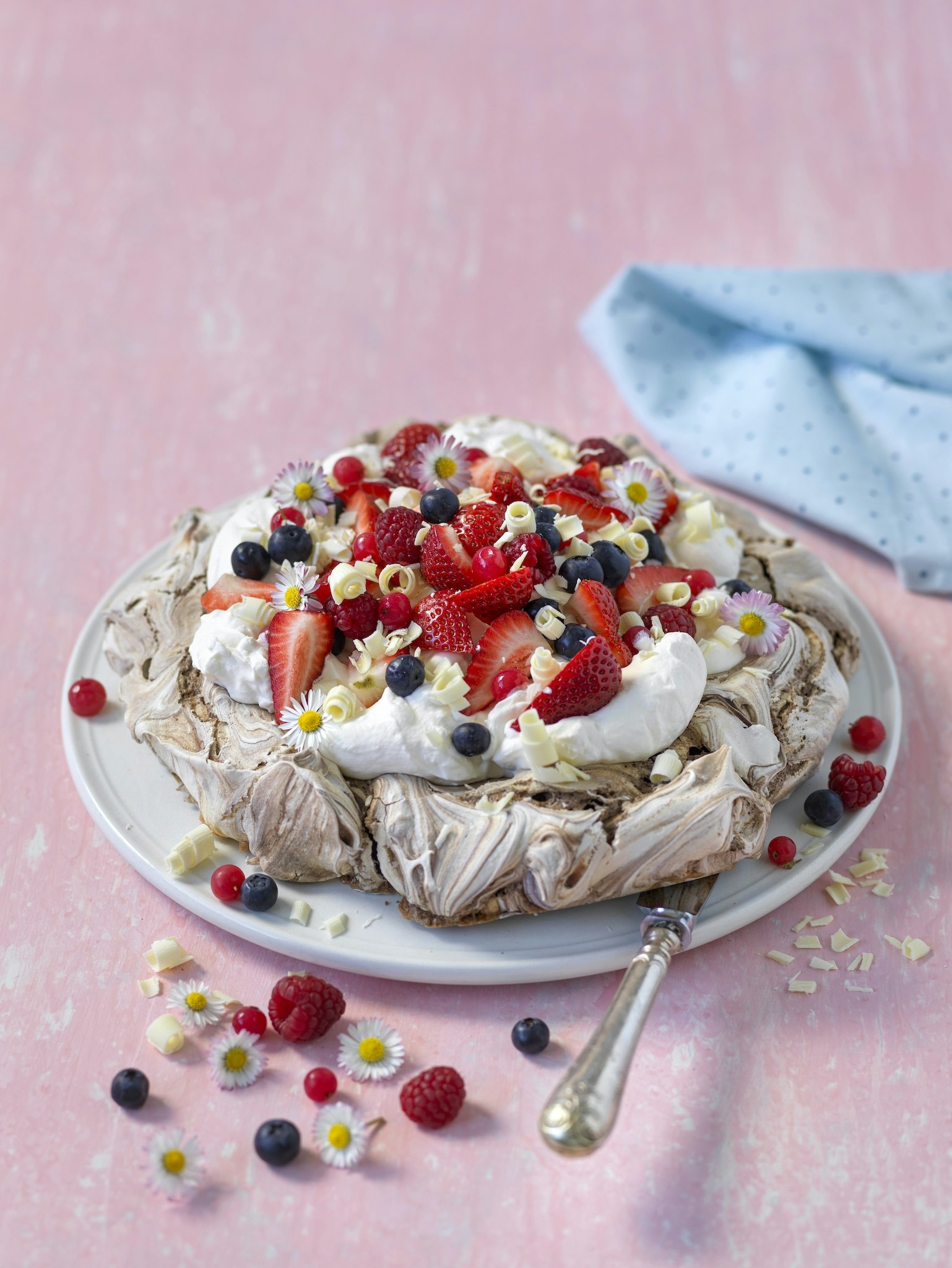 Chokladpavlova toppad med hallon och blåbär