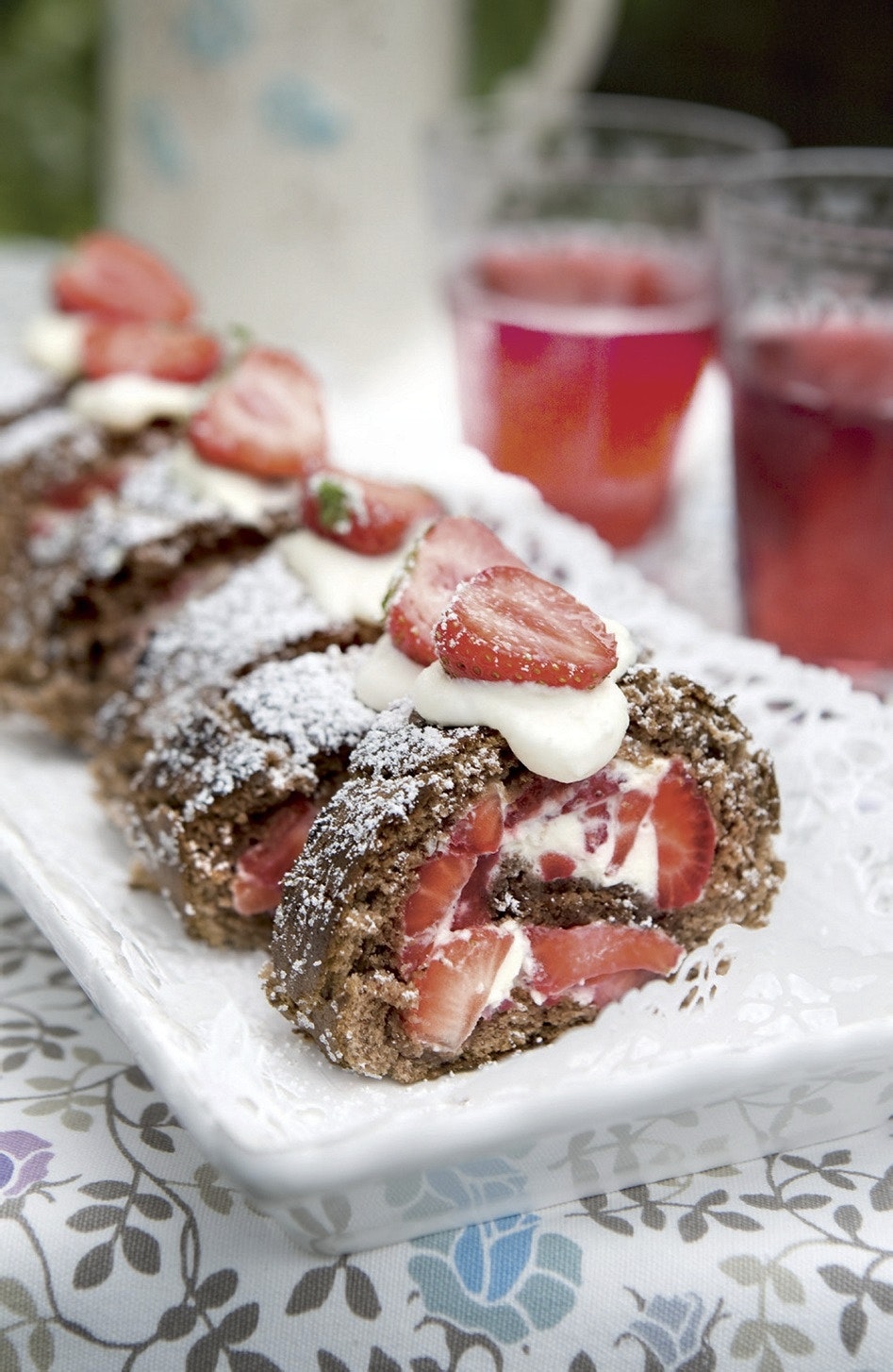 Chokladrulle med jordgubbsfyllning