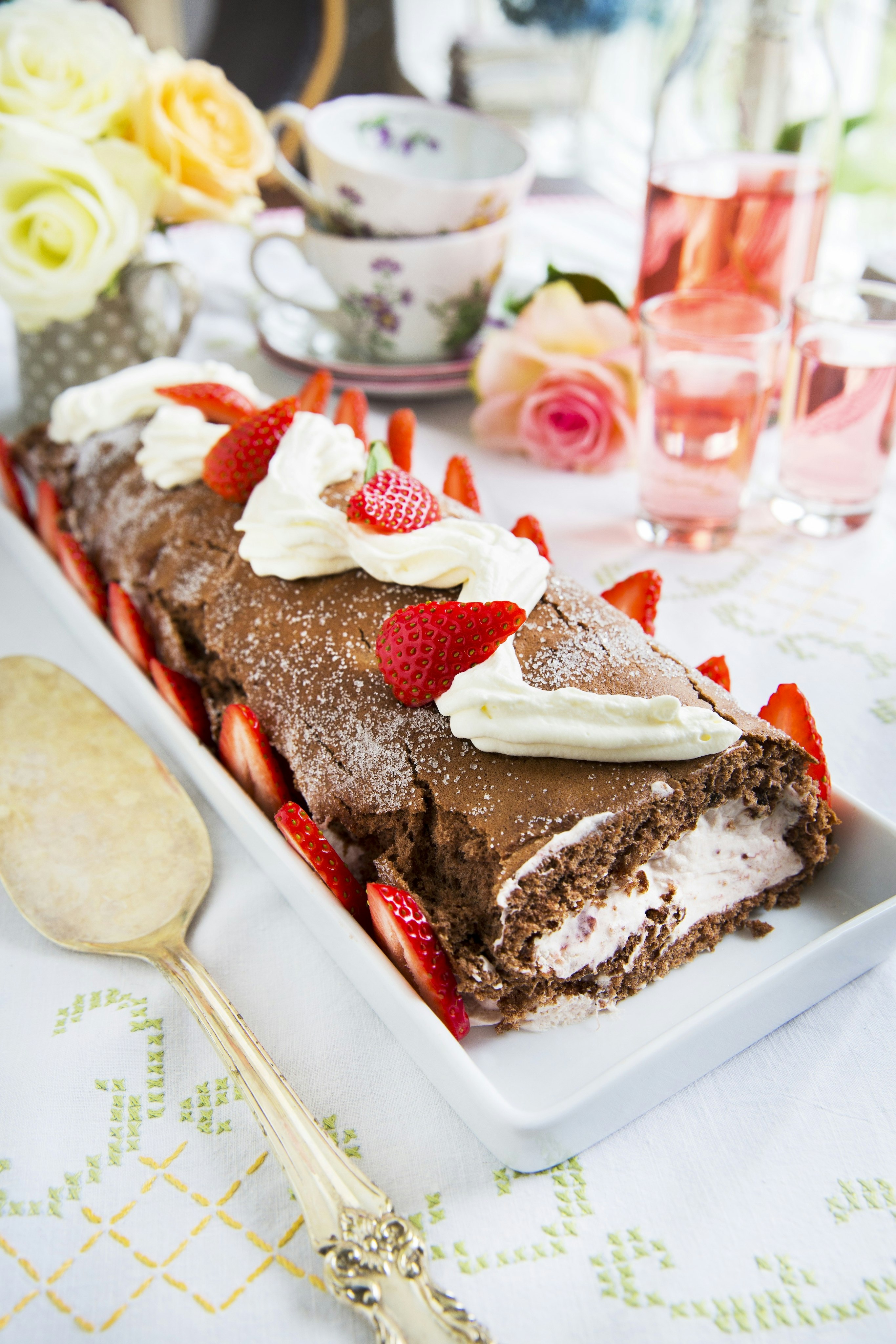 Chokladrulltårta med jordgubbsgrädde