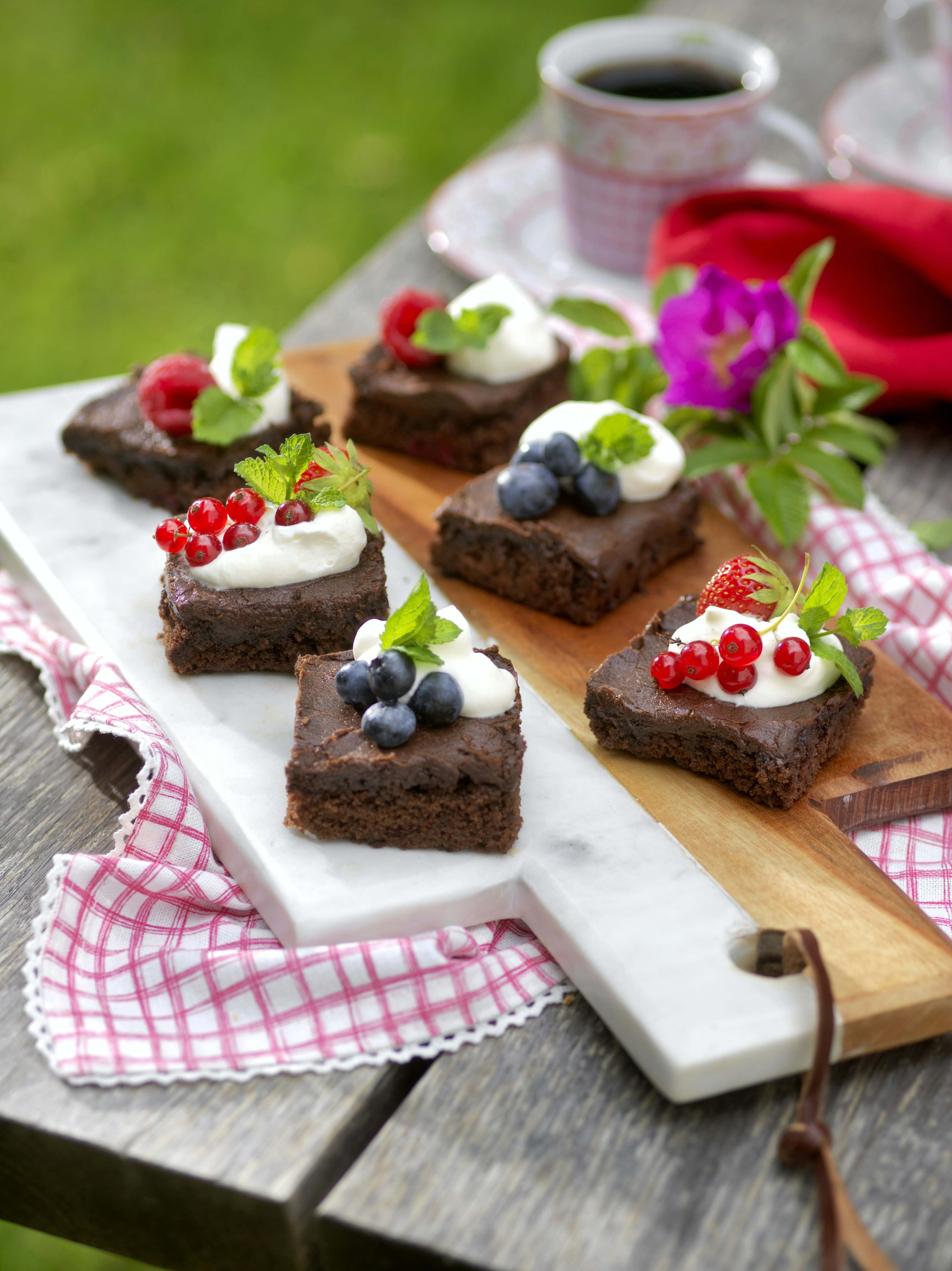 Chokladrutor I Långpanna Med Sommarbär