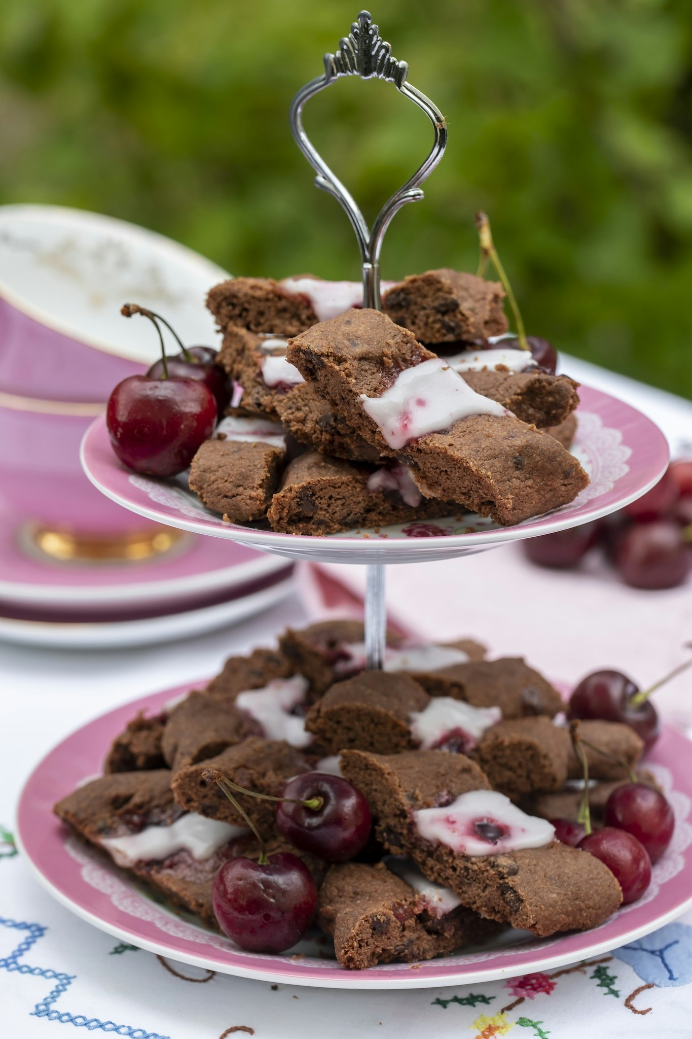 Chokladsnitt med körsbärsmarmelad