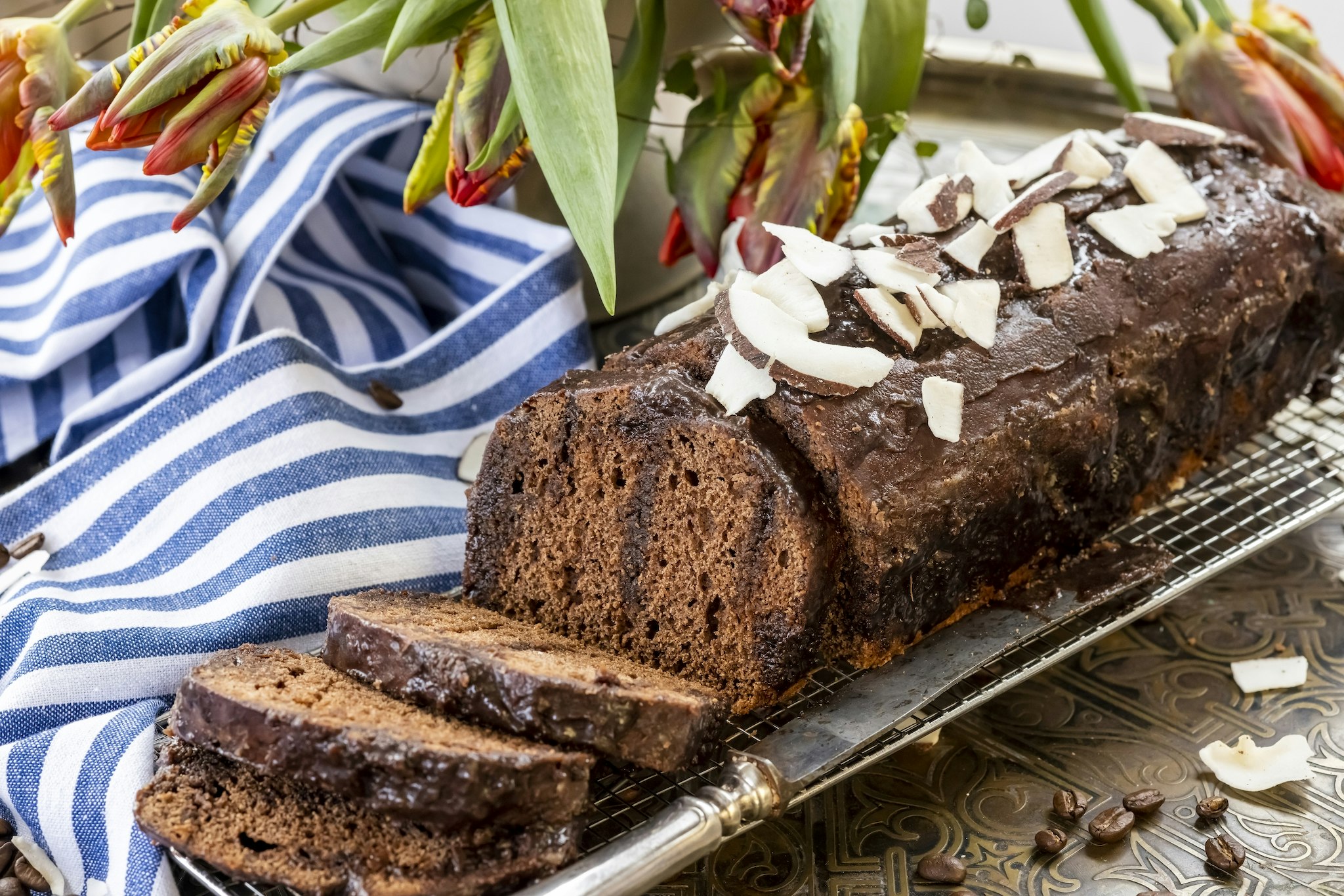 Chokladsockerkaka med kaffeglasyr och kokos