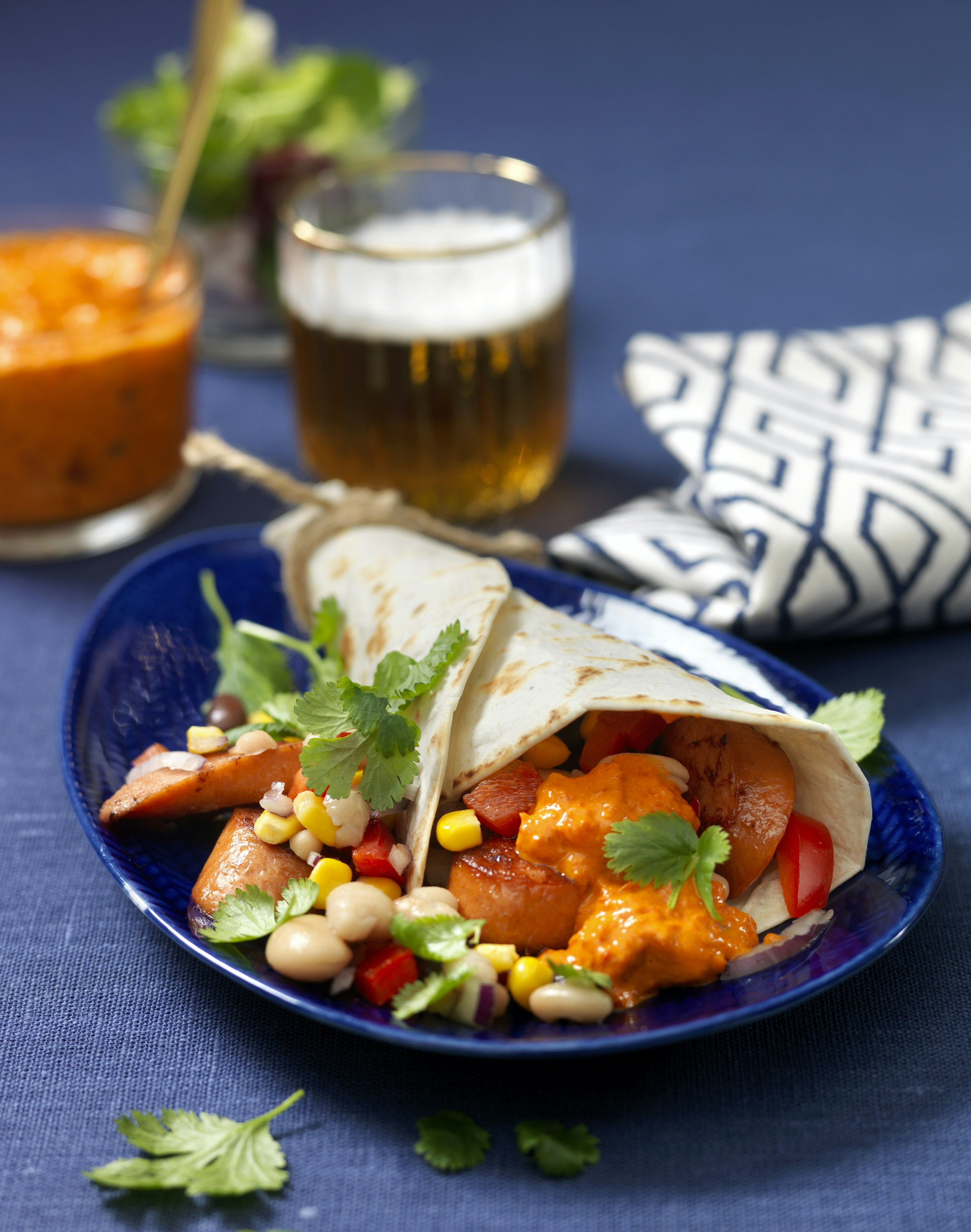 Chorizo med bönsalsa och paprikasås