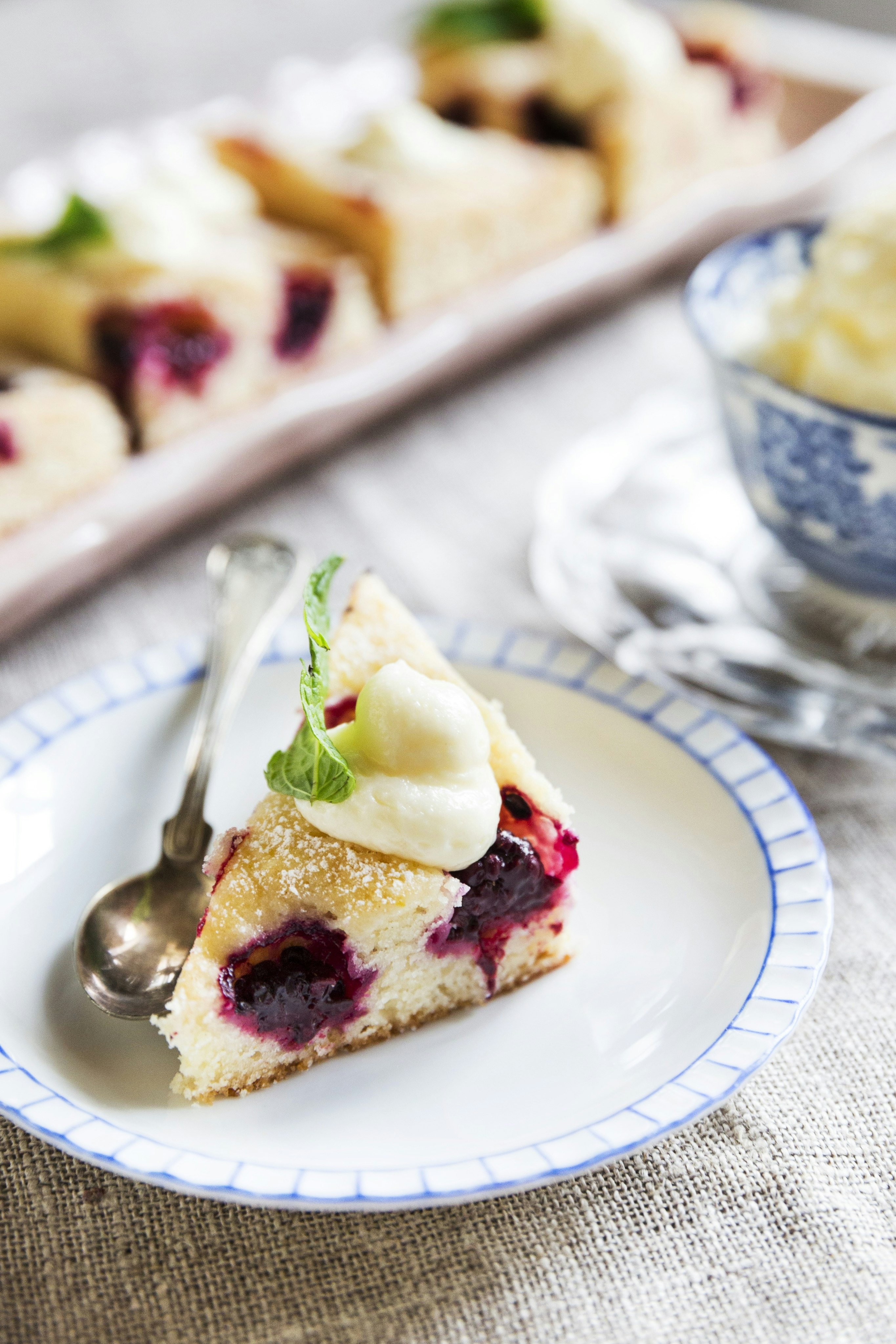Citron- och björnbärskaka med krämig frosting
