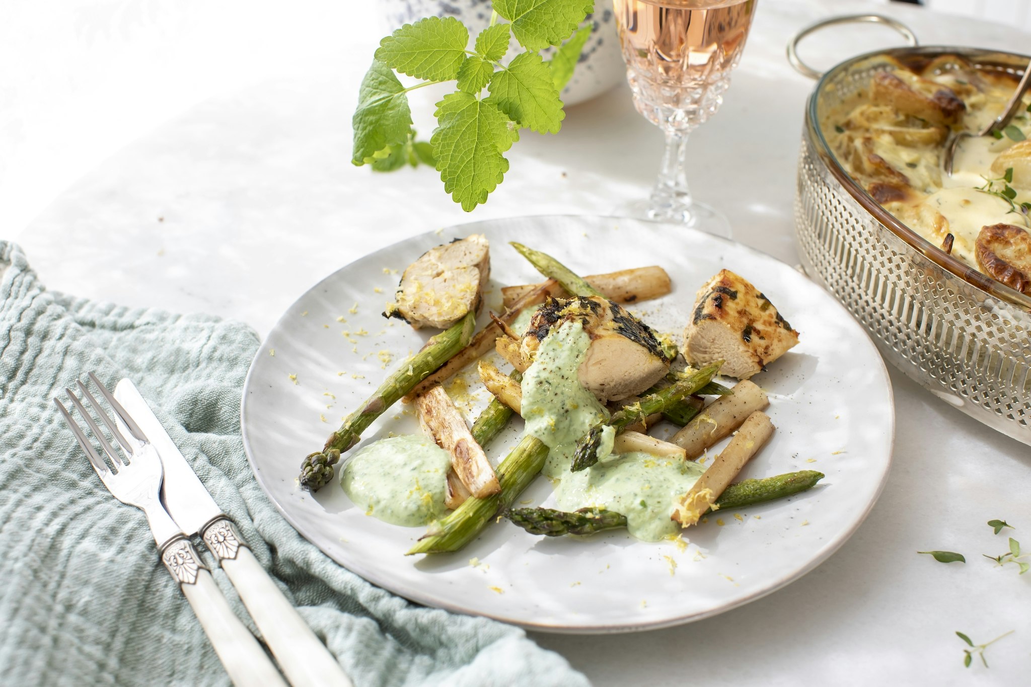 Citronkyckling med ramslöksyoghurt och sparris