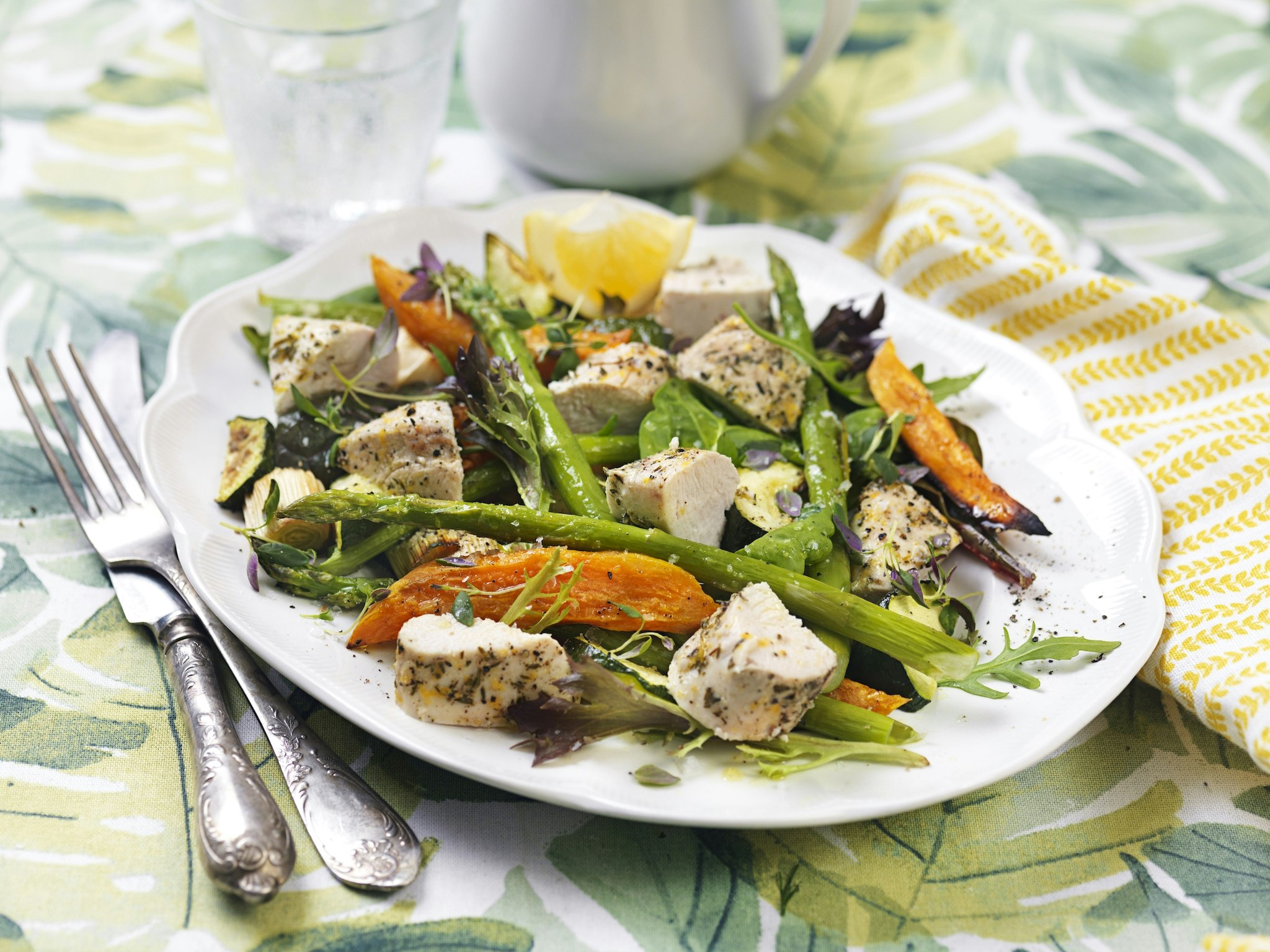 Citronmarinerad kyckling på grönsaksbädd