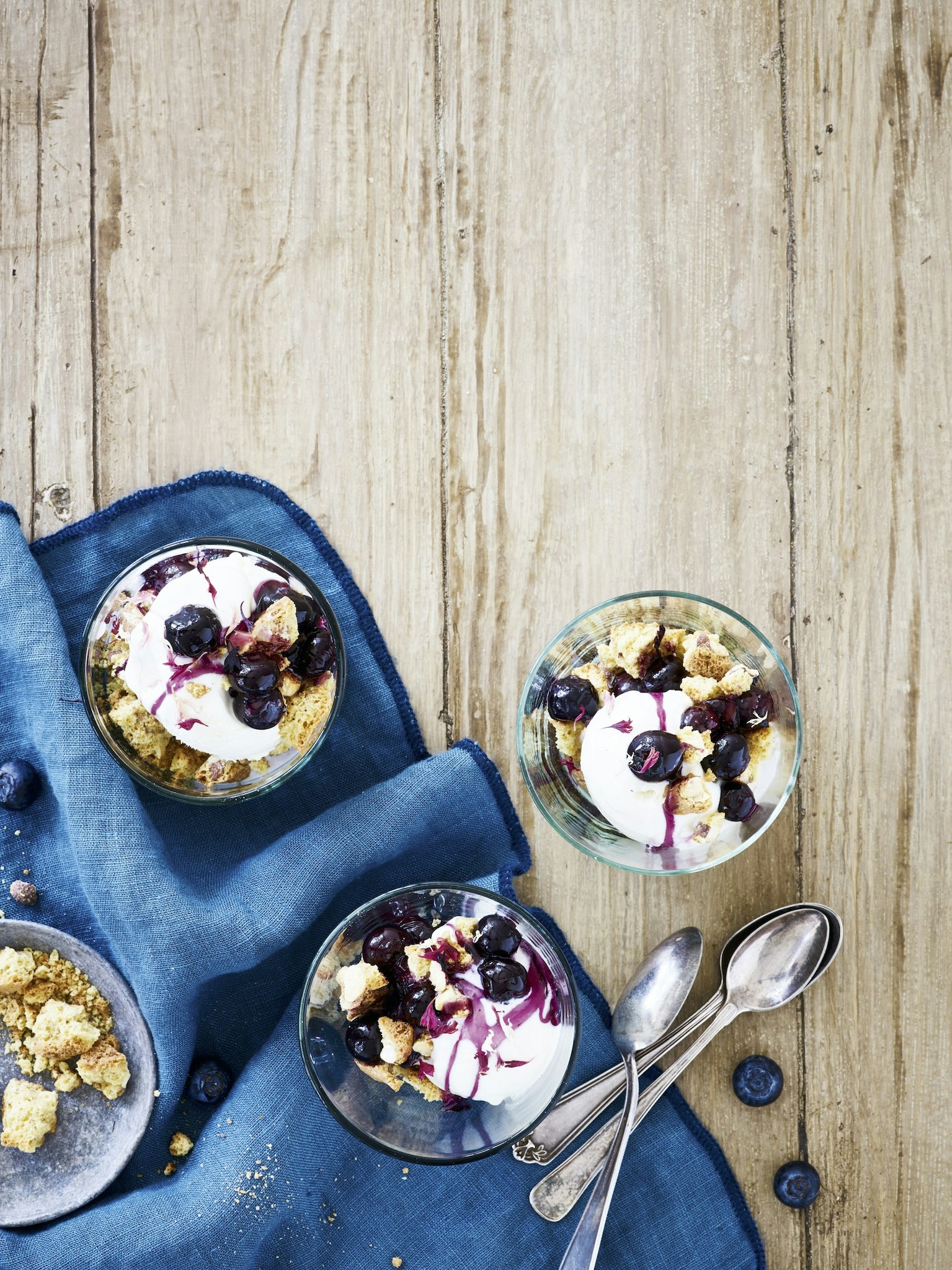 Citronmarinerade blåbär och glass