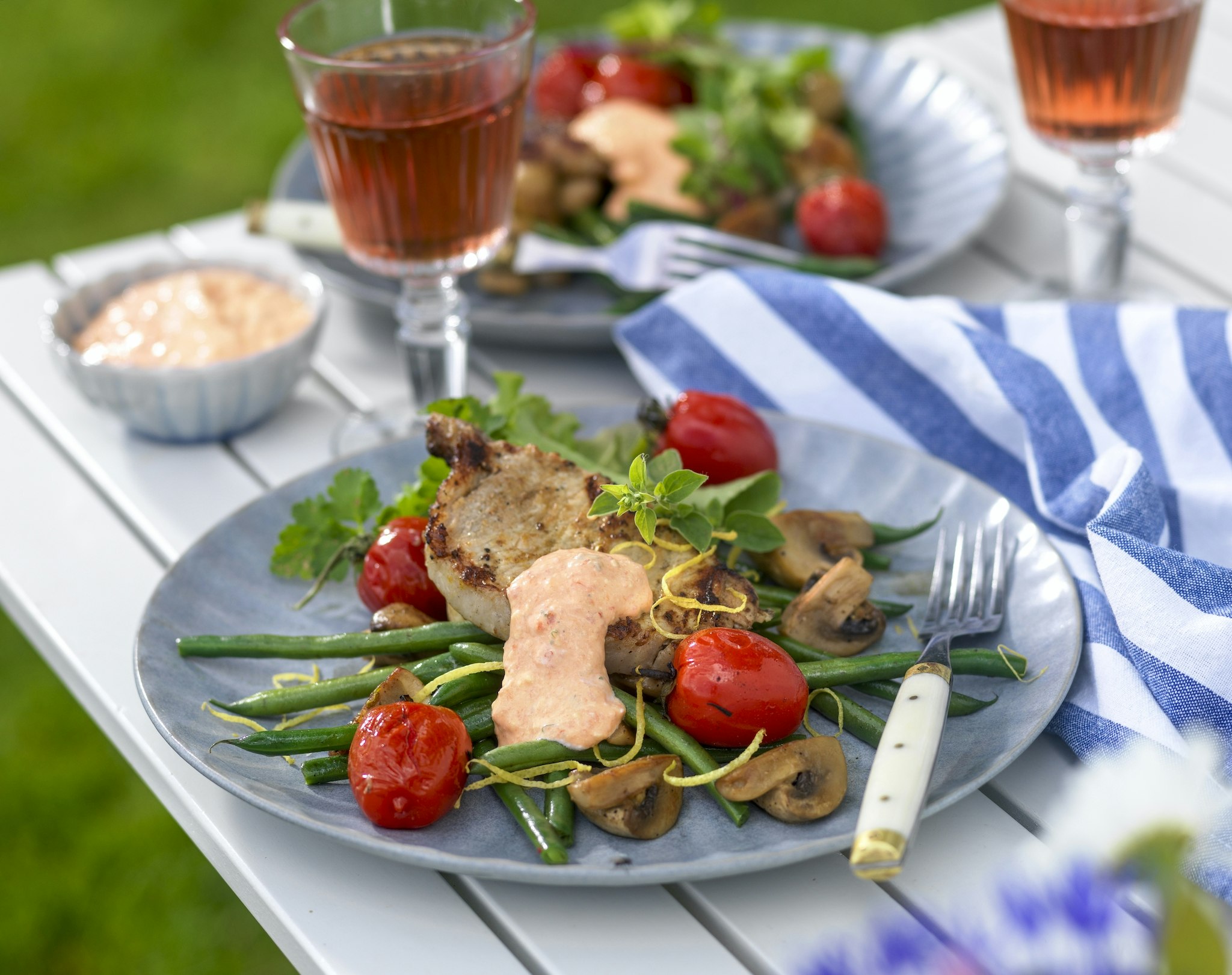 Grillade fläskkotletter med fetaostsås