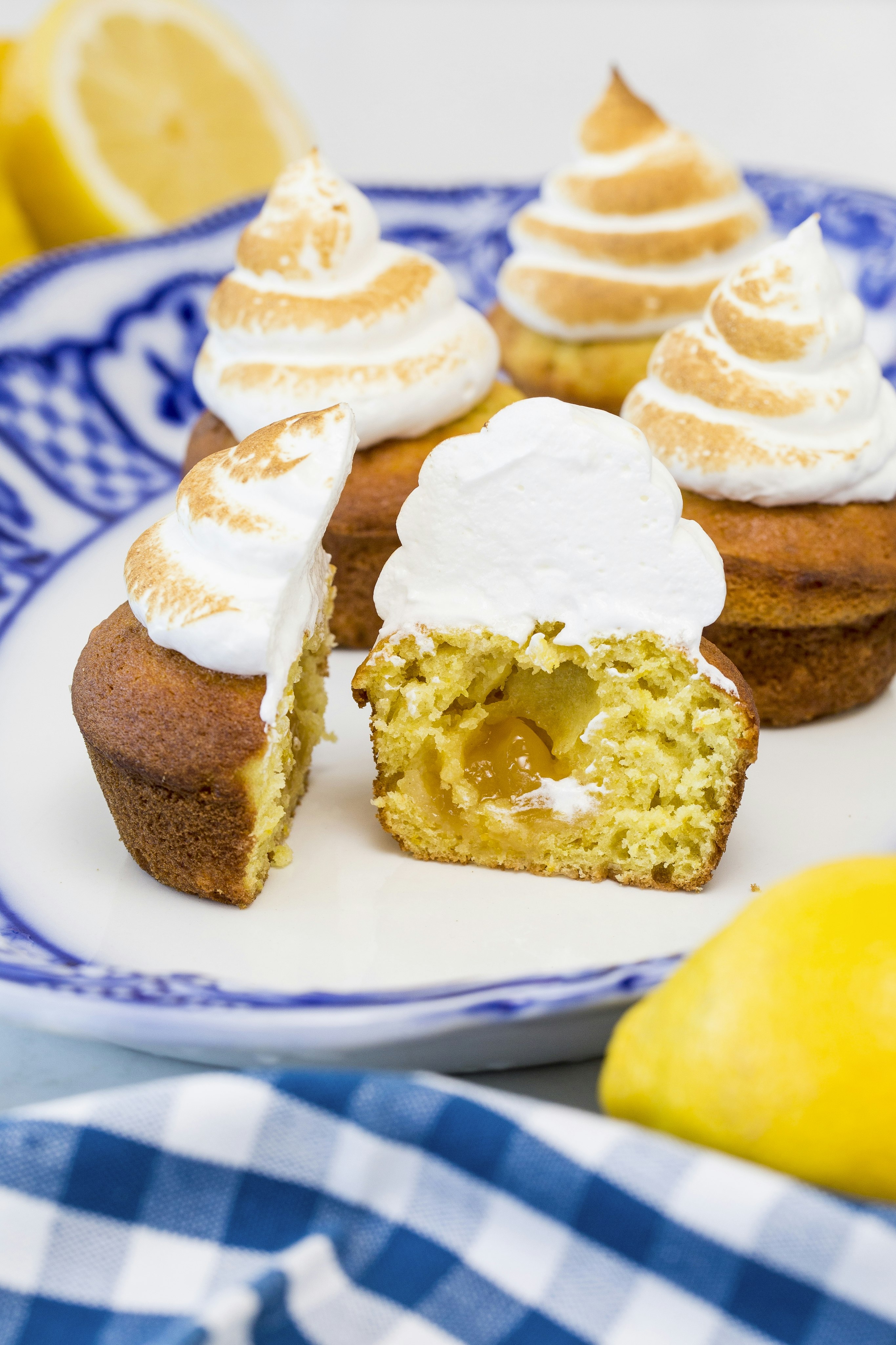Citronmuffins med lemoncurd och marängtopp