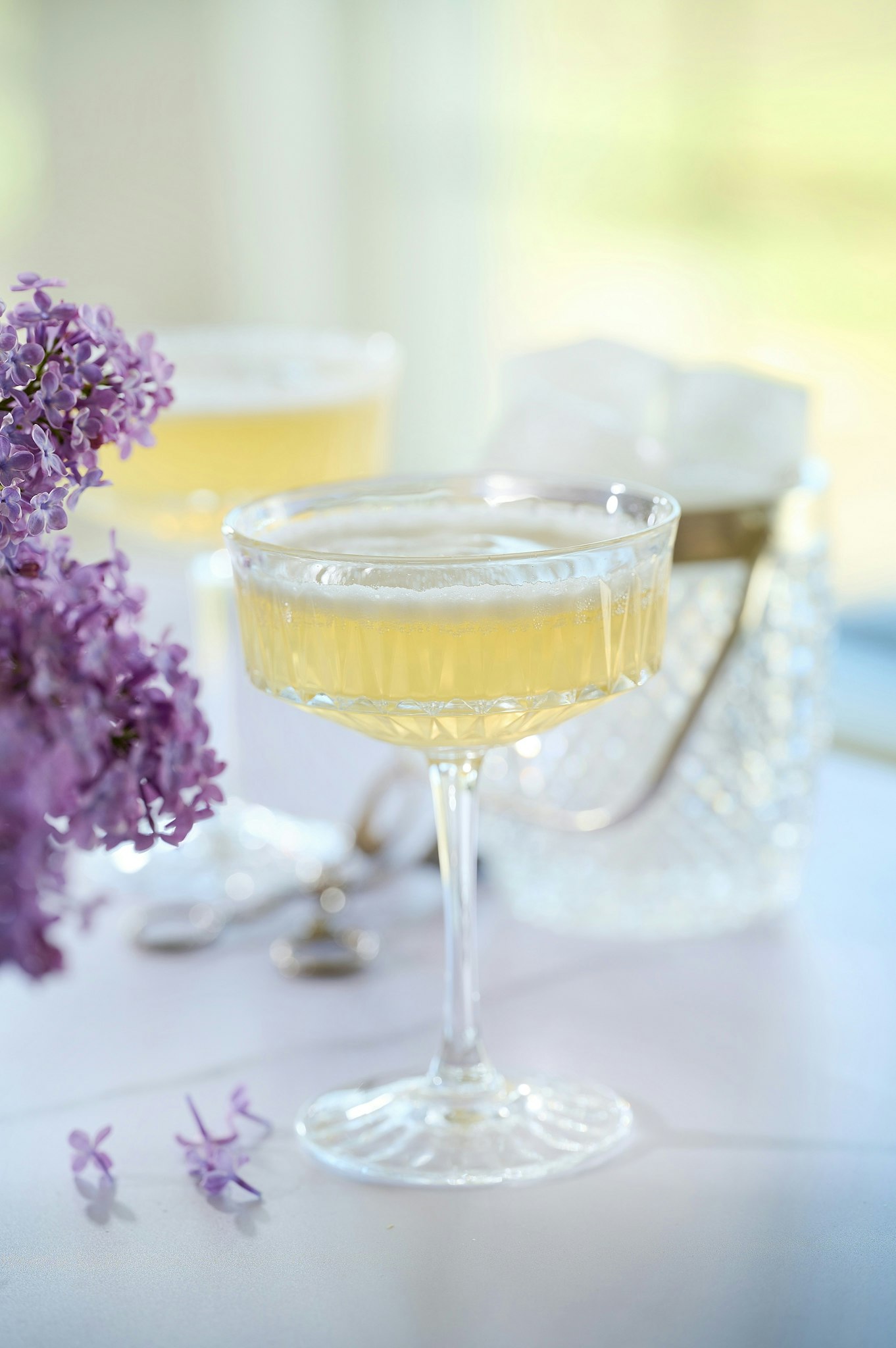 Cocktail med gin och fläder