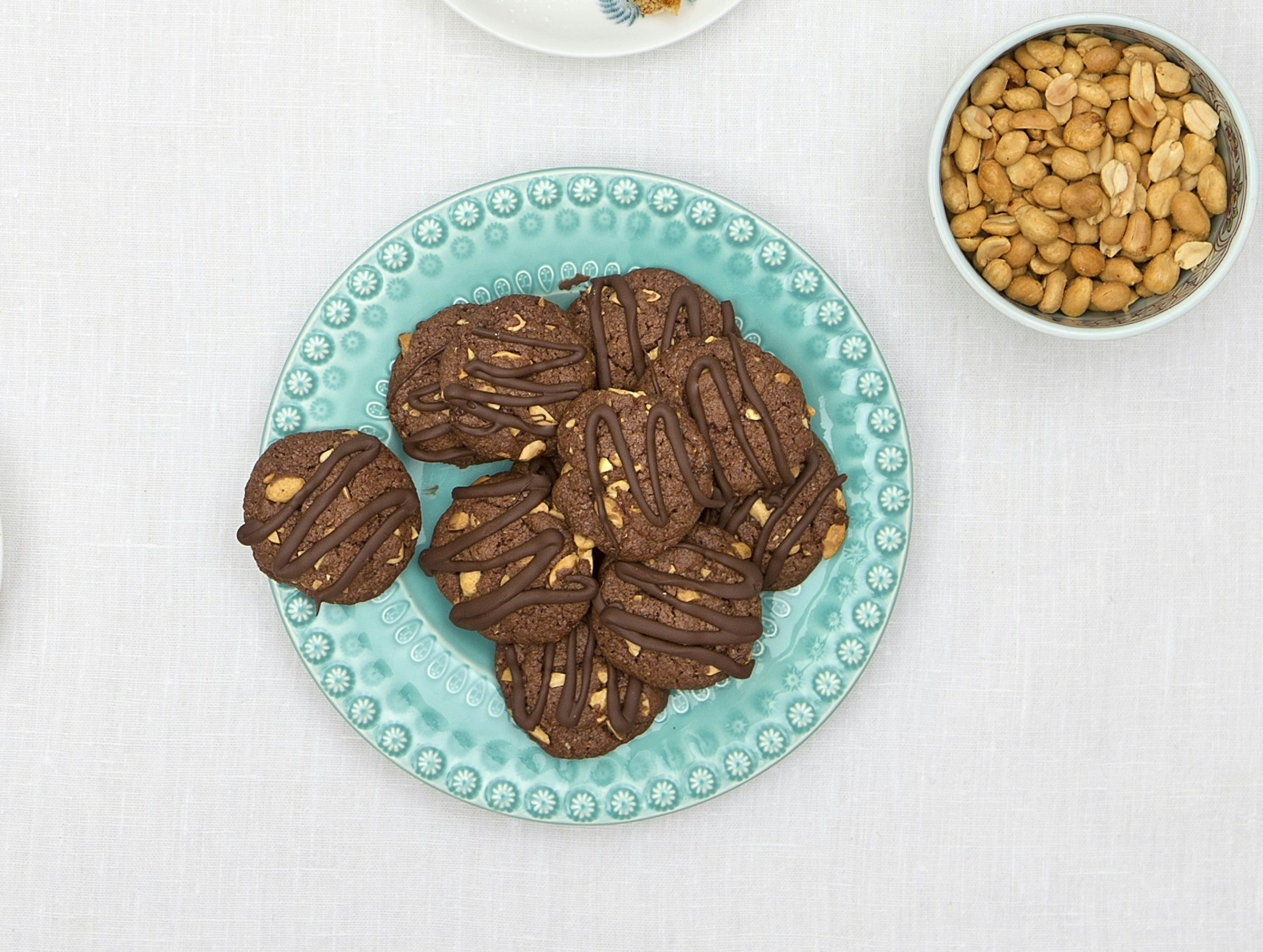 Cookies med salta jordnötter och choklad