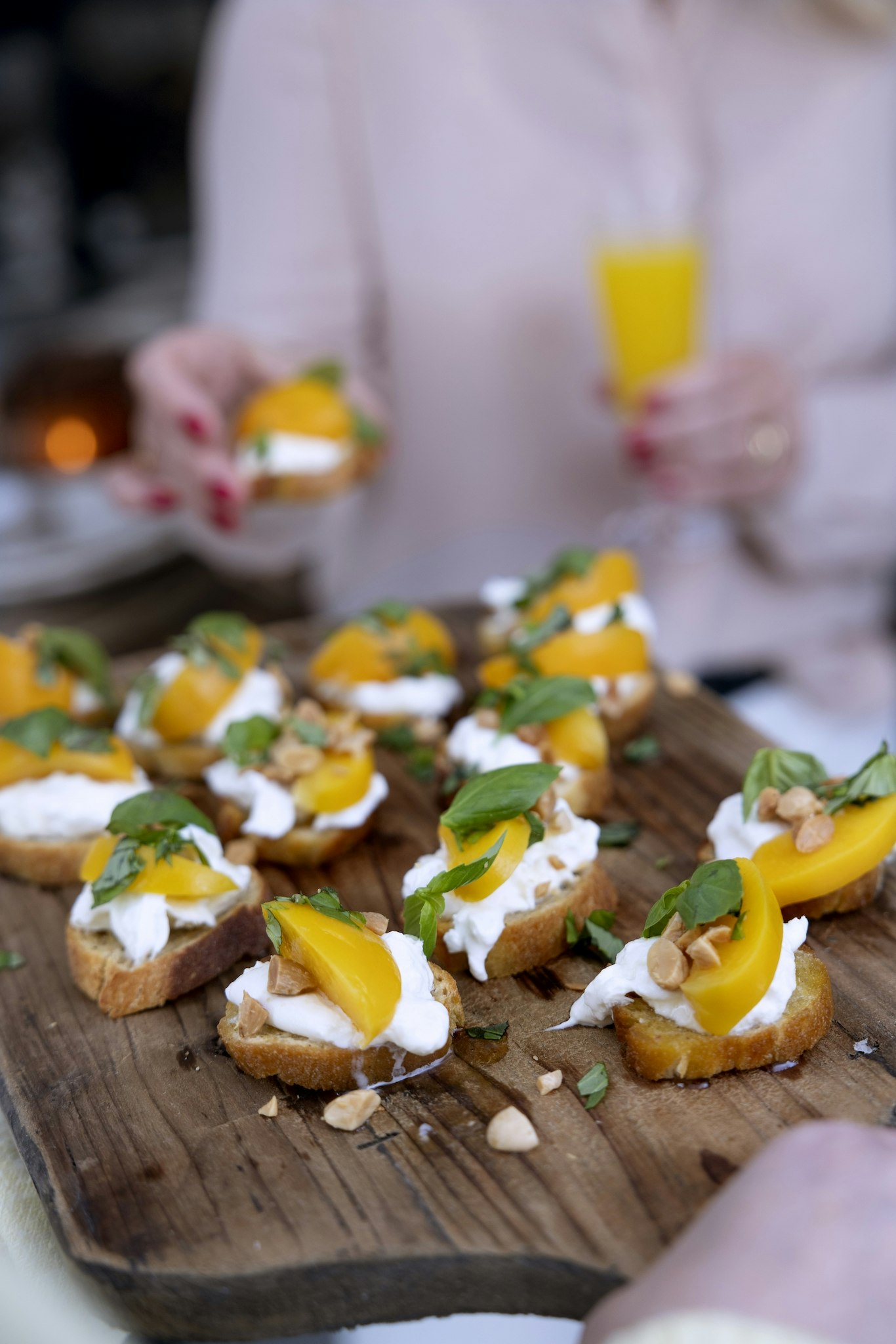 Crostini med mozzarella och persika Crostini med mozzarella och persika