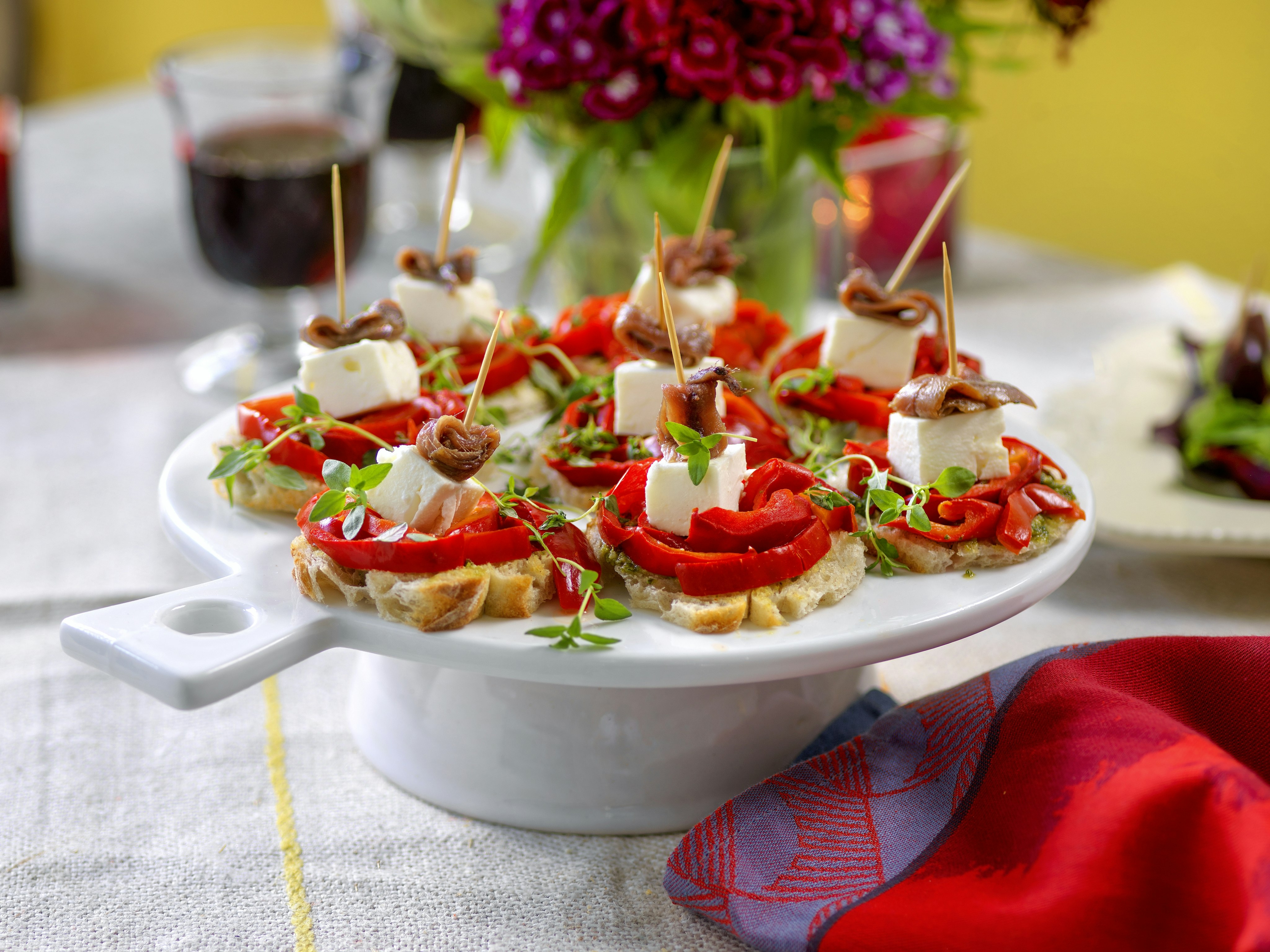 Crostini med paprika och fetaost