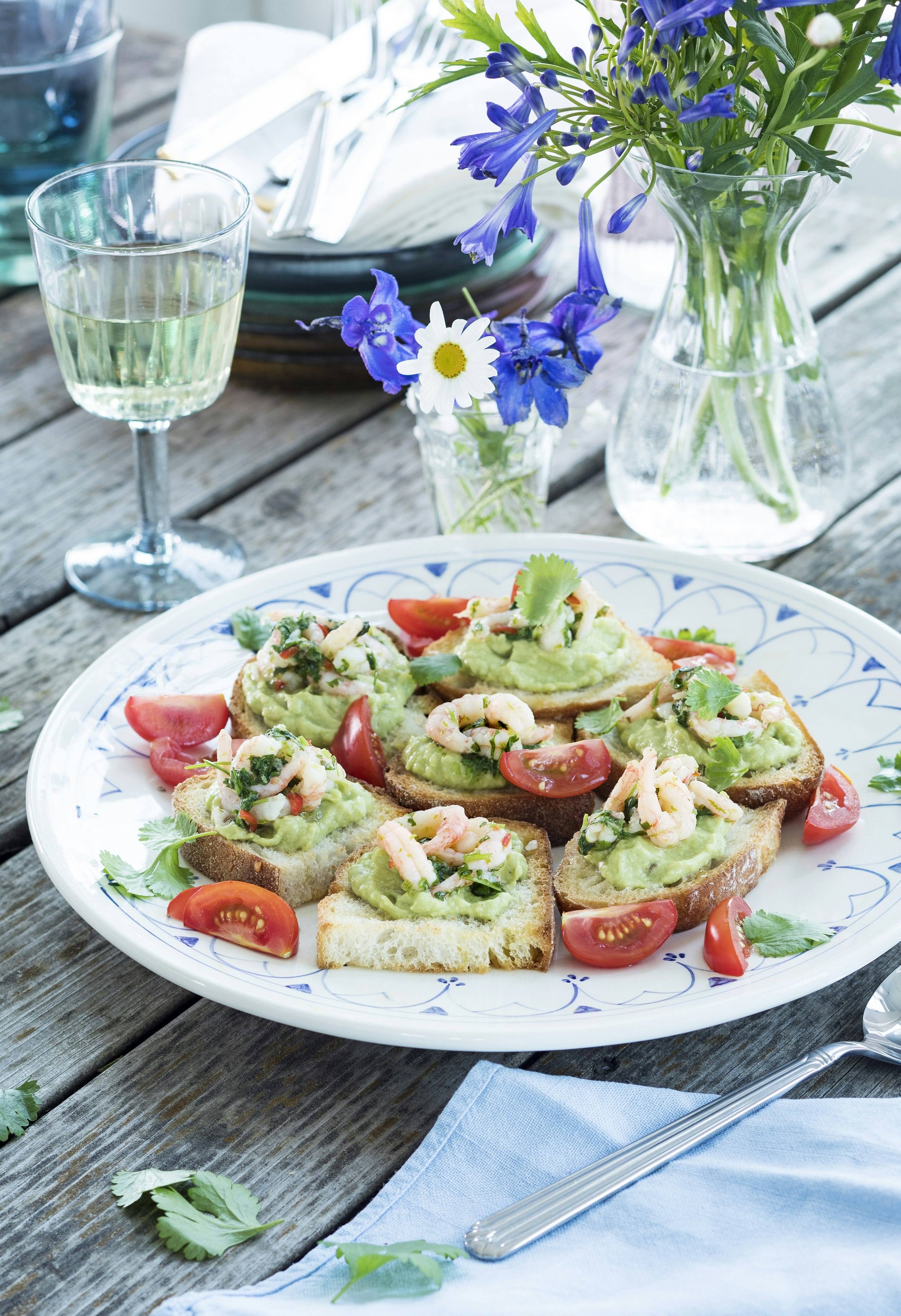 Crostinis med marinerade räkor och avokado