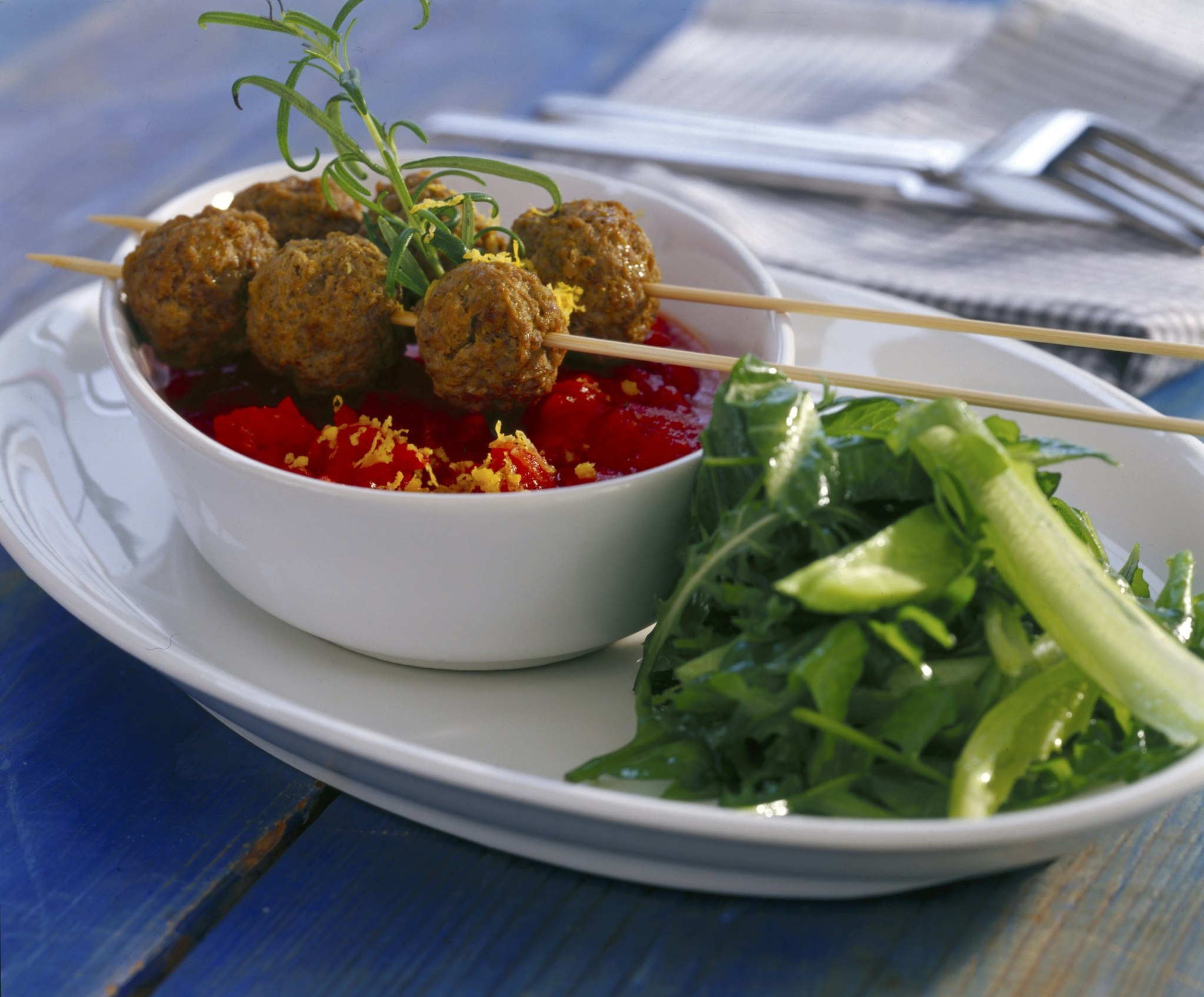Currydoftande frikadeller med tomatsås