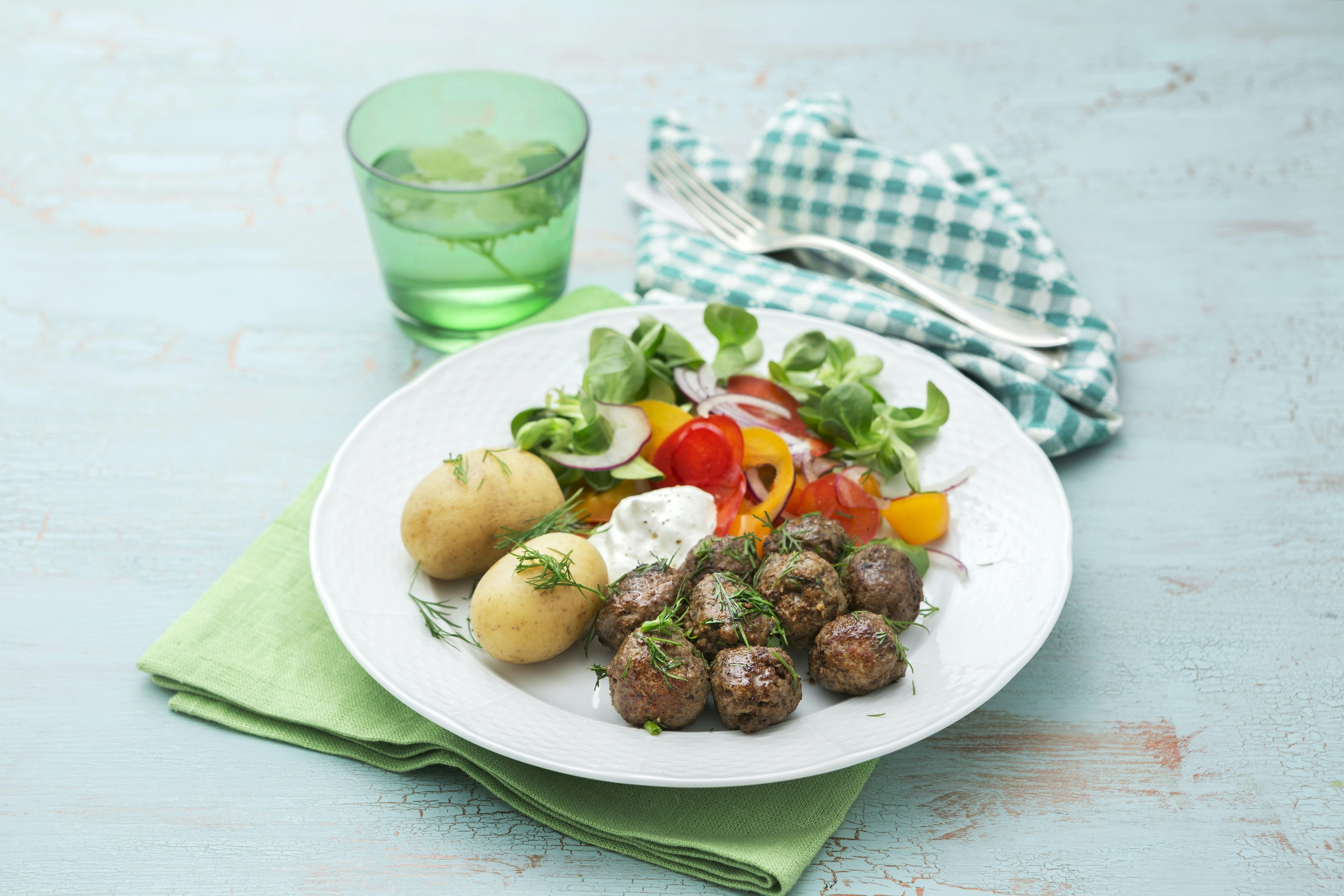 Dillköttbullar med gräddfil och potatis