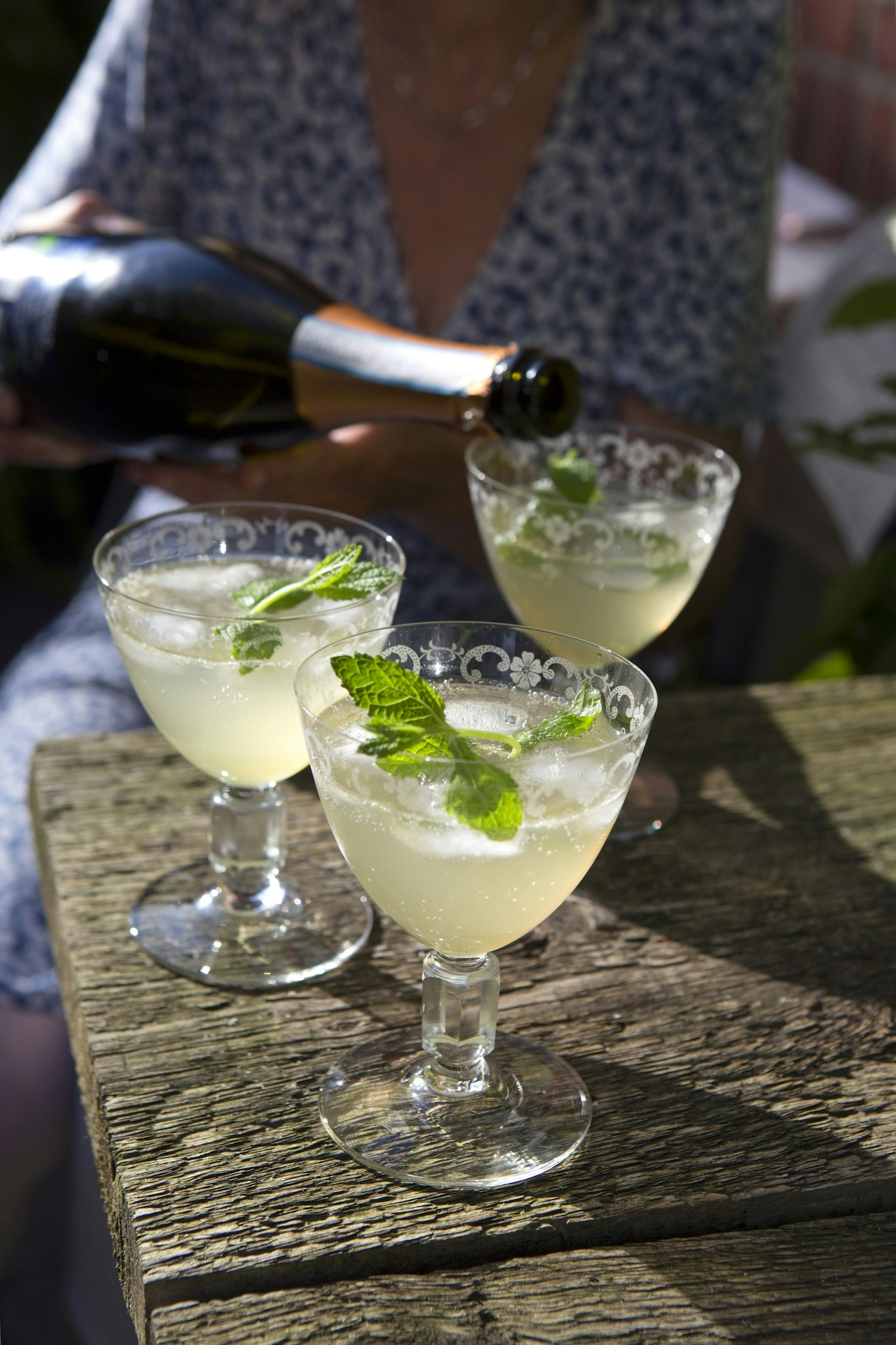 Drink med mousserande vin och citron