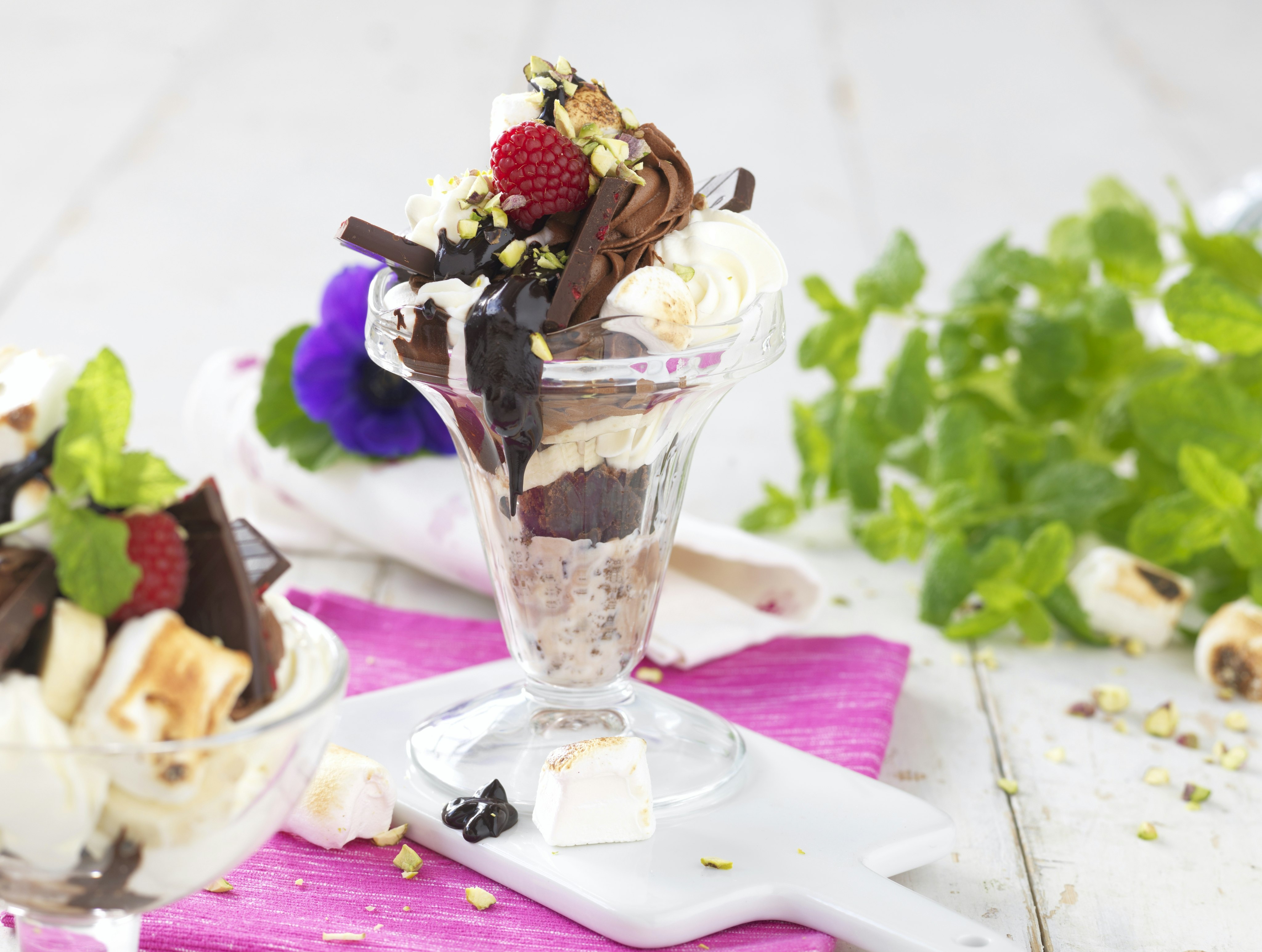 Drömgod chokladdessert i glas med extra allt