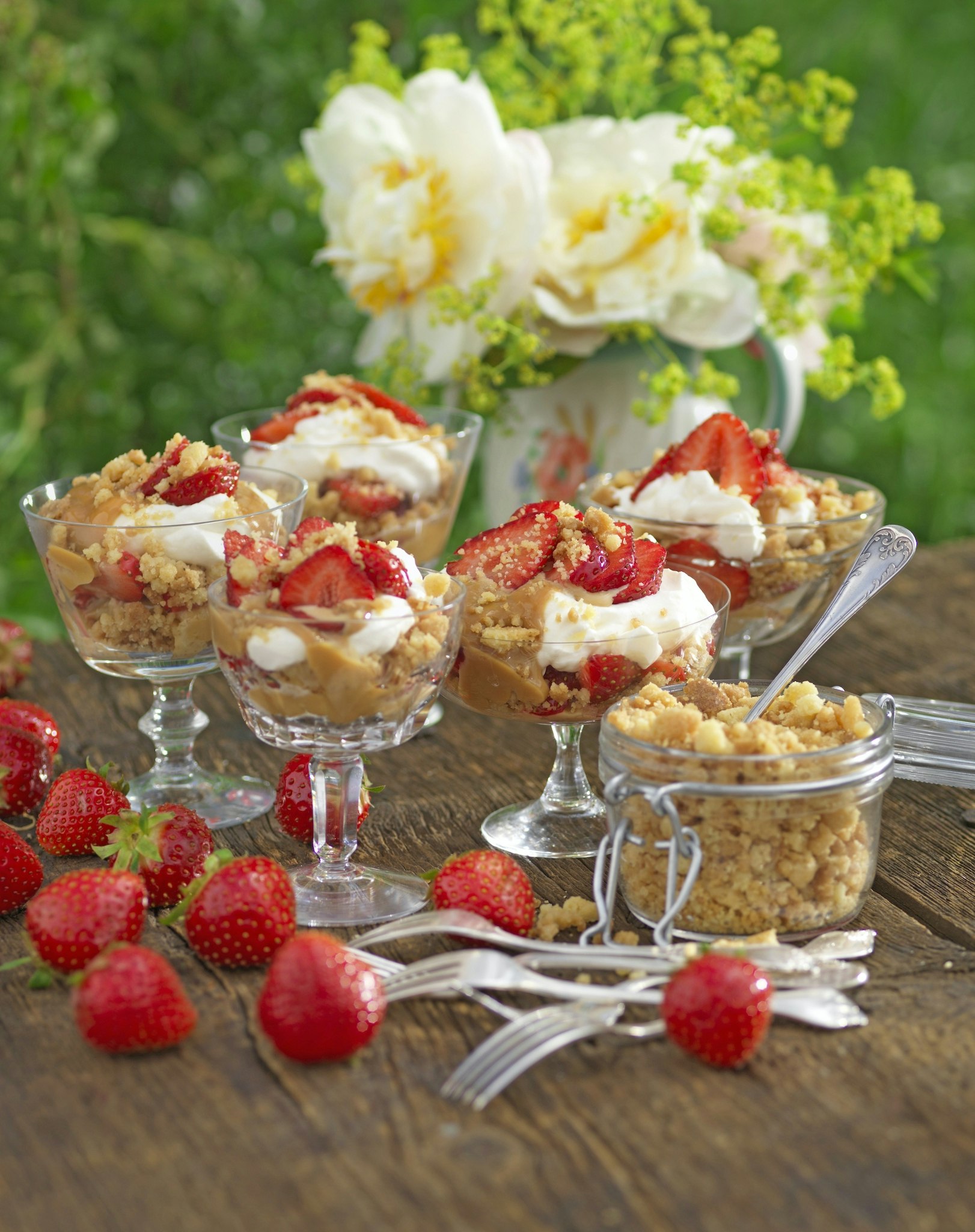 Enkel jordgubbsdessert i glas