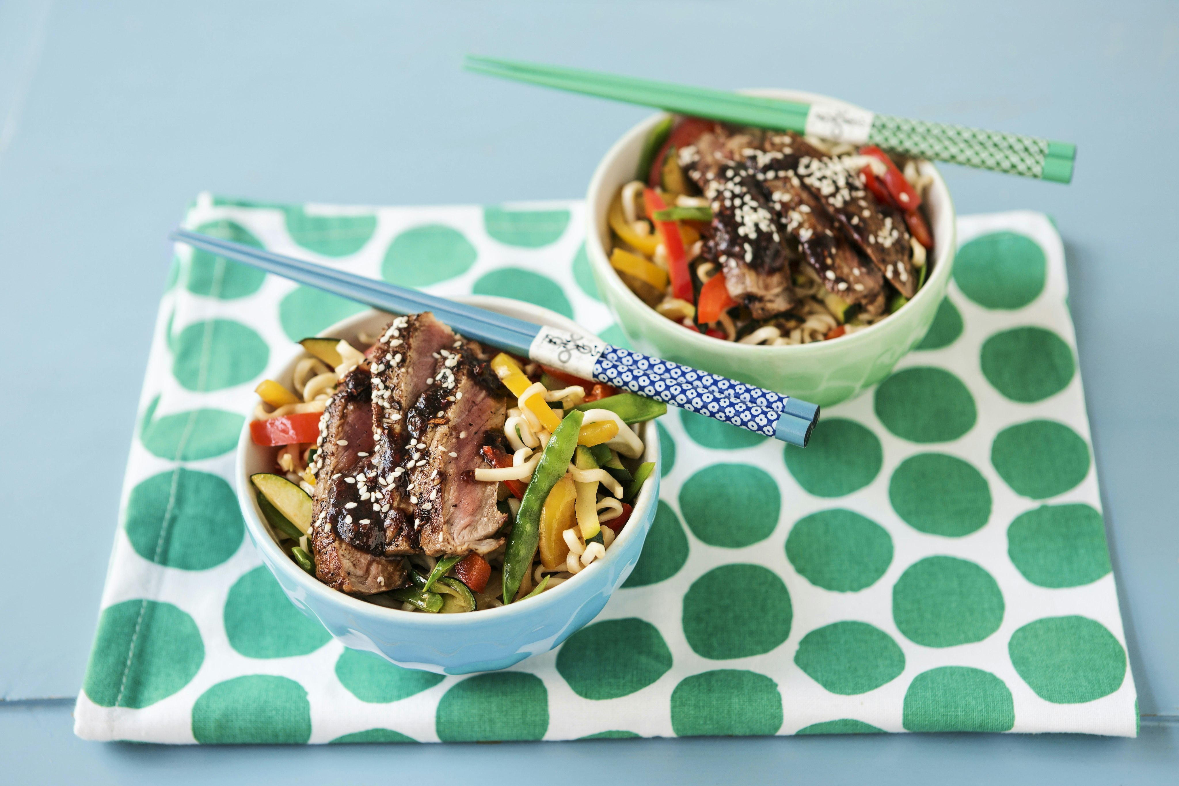Skivad entrecôte med nudelsallad