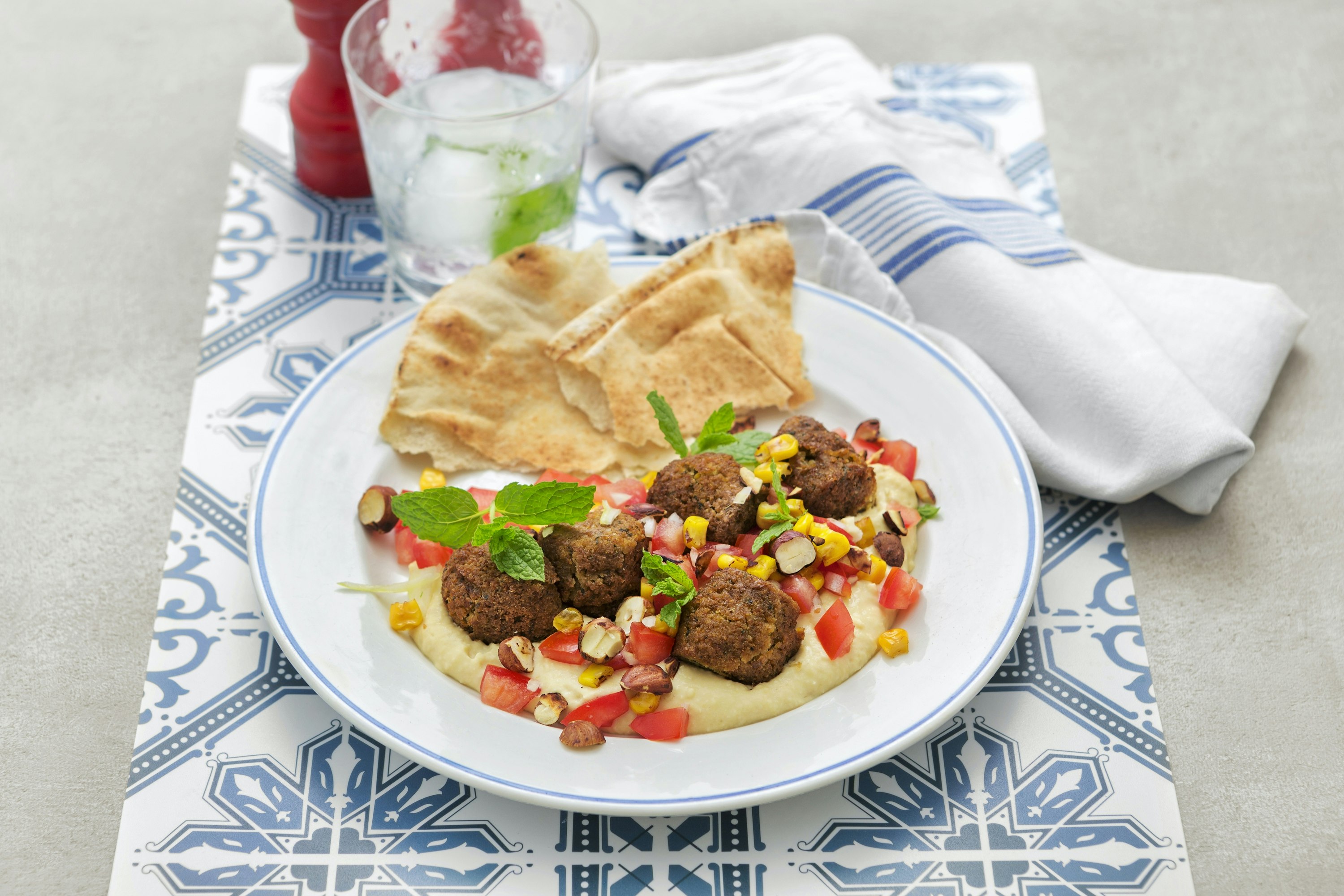 Falafel med hummus och tomatsalsa