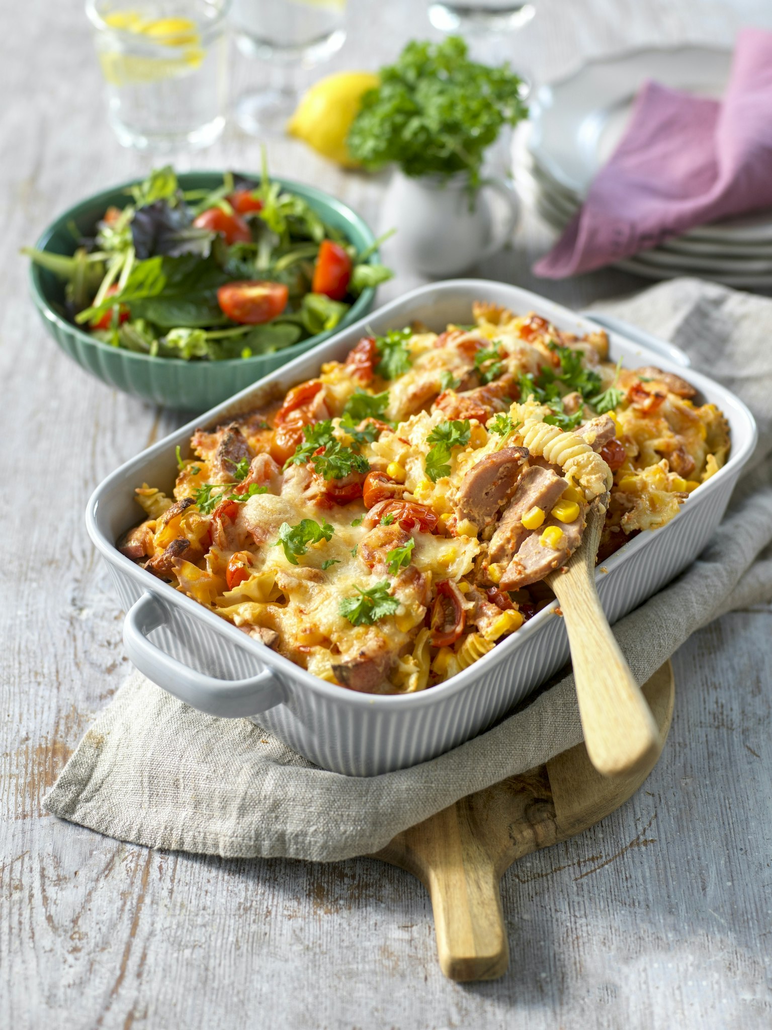 Falukorvslåda med pasta och ajvar