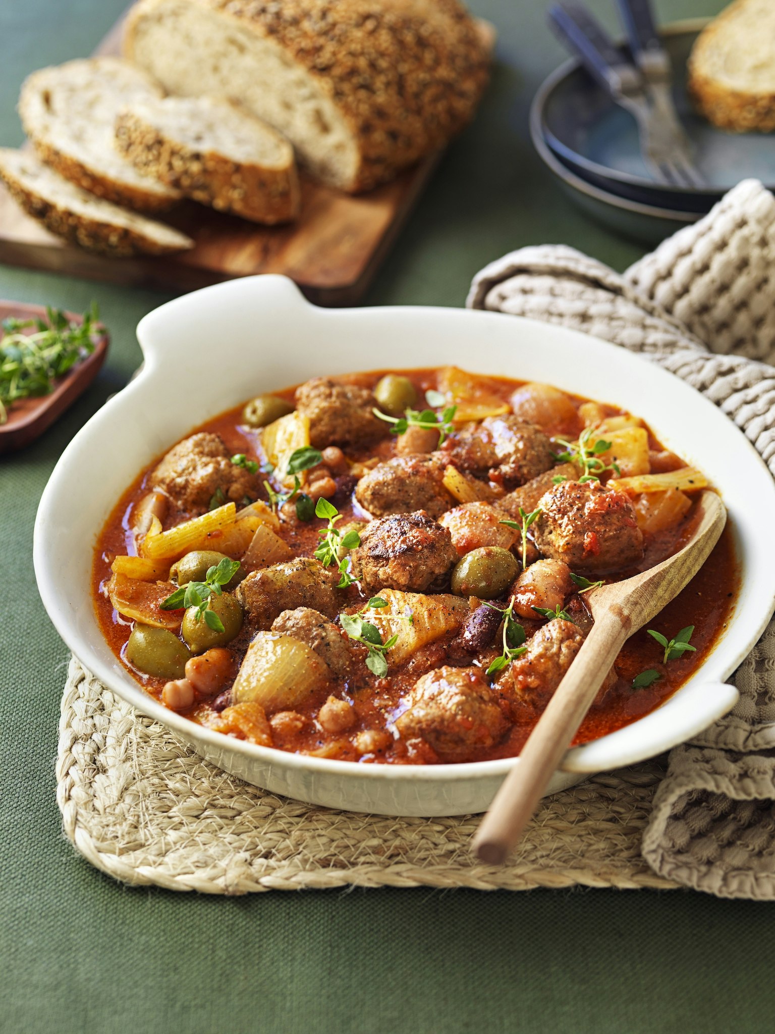 Köttbullar i tomatsås med bönor och oliver